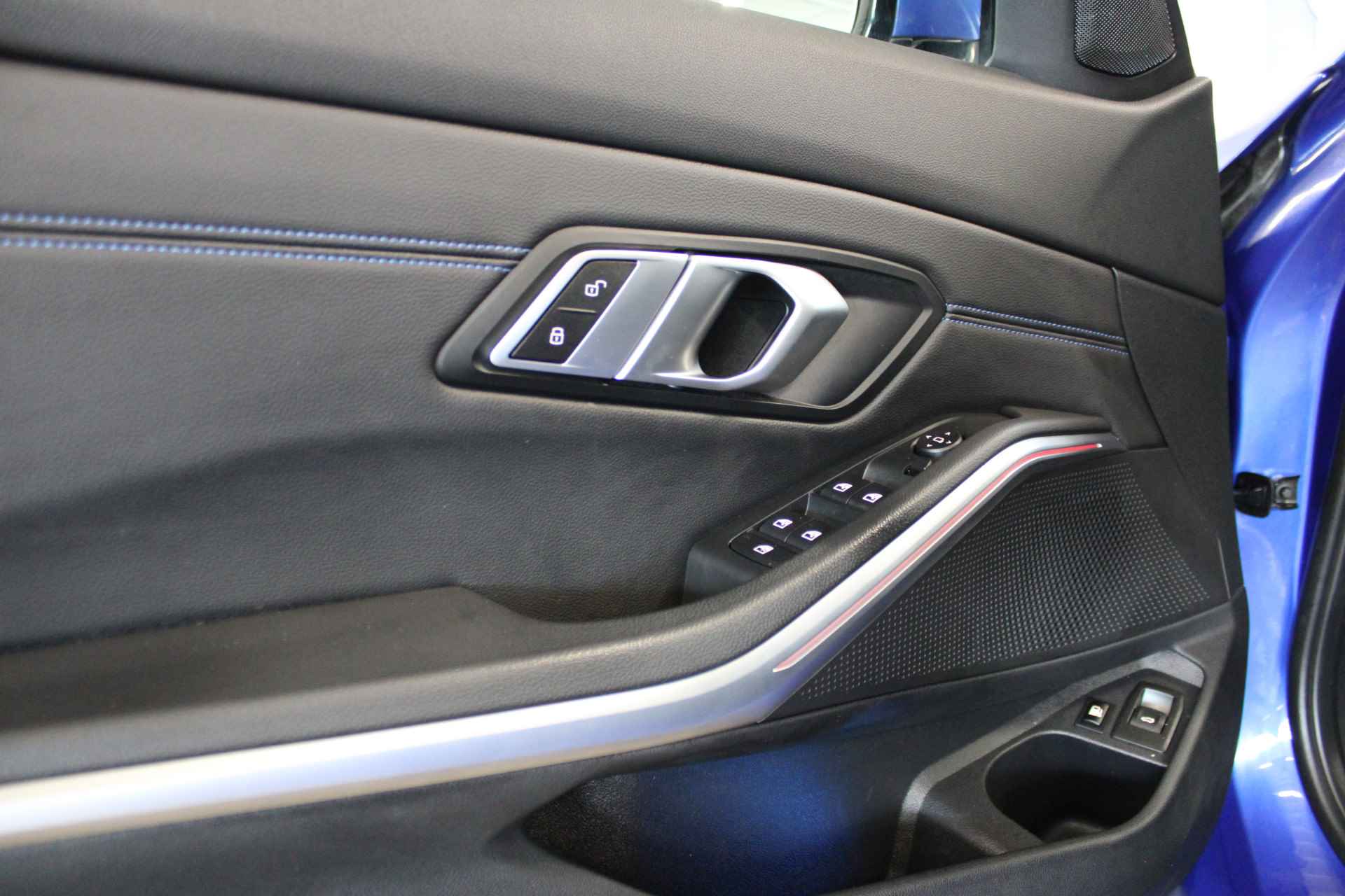 BMW 3 Serie Touring 330e High Executive | Incl. 1 jaar Garantie | M-Pakket | Navigatie | Climate controle | Adaptive cruise controle | Elektrische kofferbak | Stoelverwarming | Parkeersensore V+A | Keyless Start | Ambient verlichting | Half lederen/alcantara | Draadloze telefoonlader | LED Koplampen | - 24/58