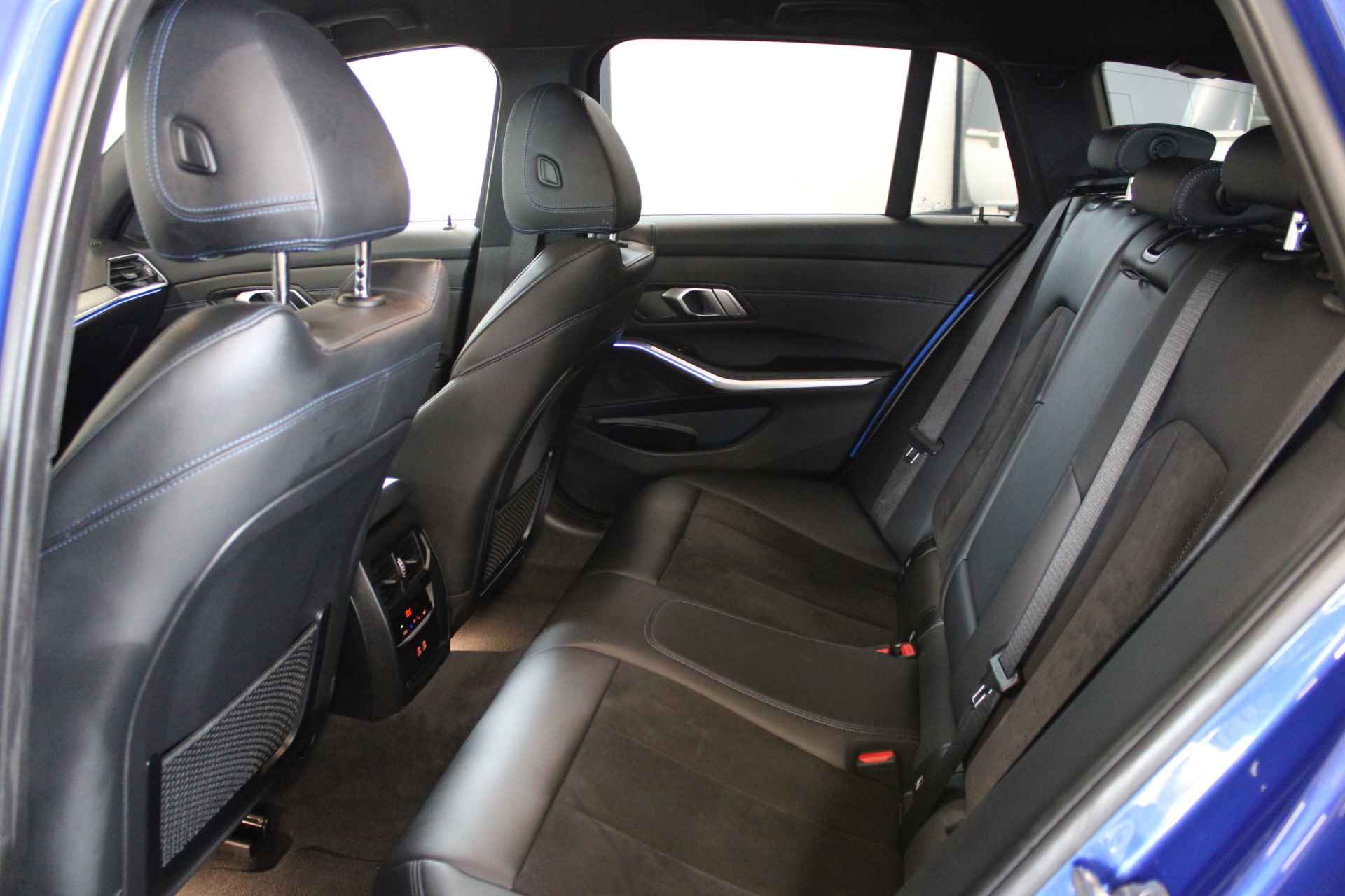 BMW 3 Serie Touring 330e High Executive | Incl. 1 jaar Garantie | M-Pakket | Navigatie | Climate controle | Adaptive cruise controle | Elektrische kofferbak | Stoelverwarming | Parkeersensore V+A | Keyless Start | Ambient verlichting | Half lederen/alcantara | Draadloze telefoonlader | LED Koplampen | - 26/58