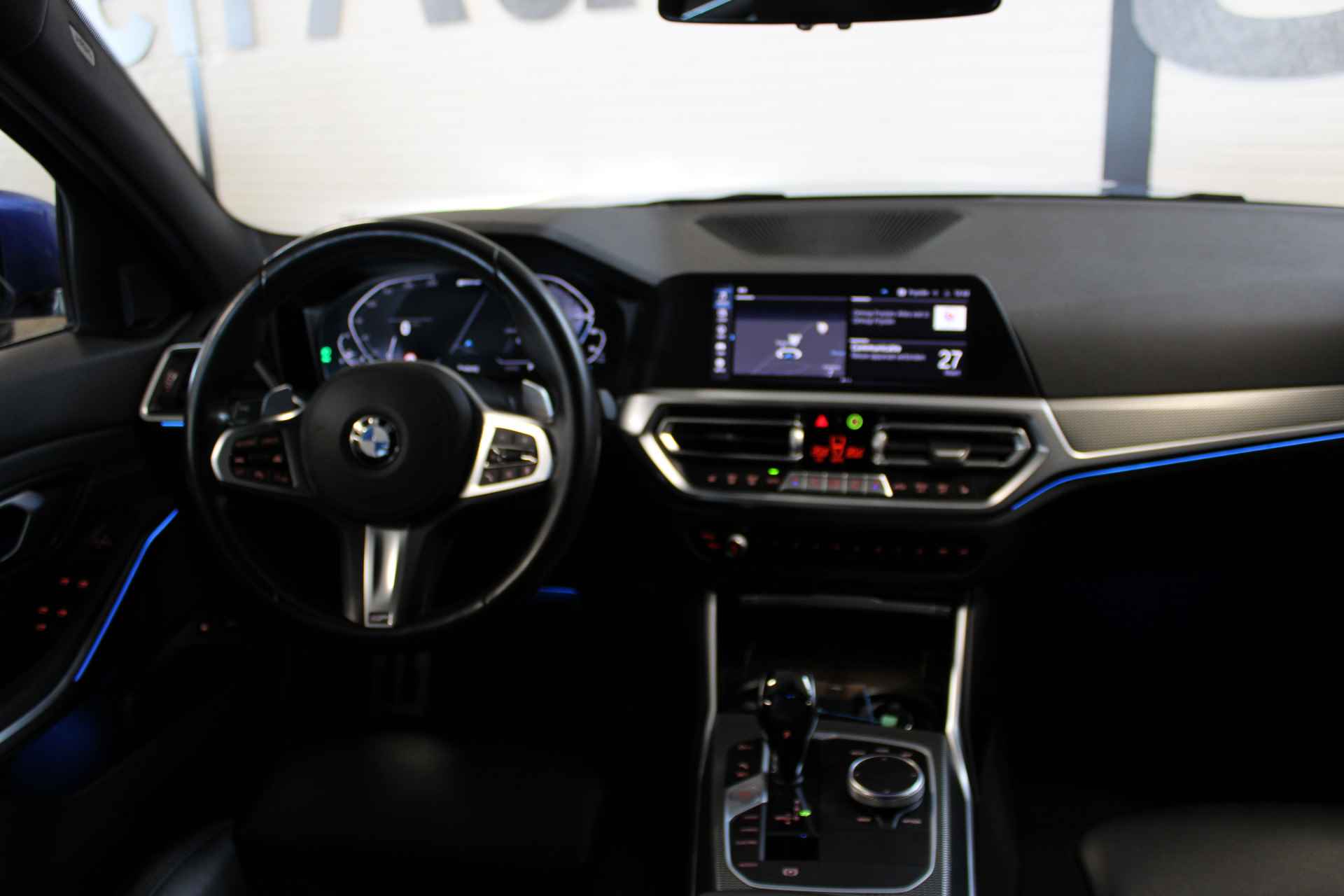 BMW 3 Serie Touring 330e High Executive | Incl. 1 jaar Garantie | M-Pakket | Navigatie | Climate controle | Adaptive cruise controle | Elektrische kofferbak | Stoelverwarming | Parkeersensore V+A | Keyless Start | Ambient verlichting | Half lederen/alcantara | Draadloze telefoonlader | LED Koplampen | - 28/58