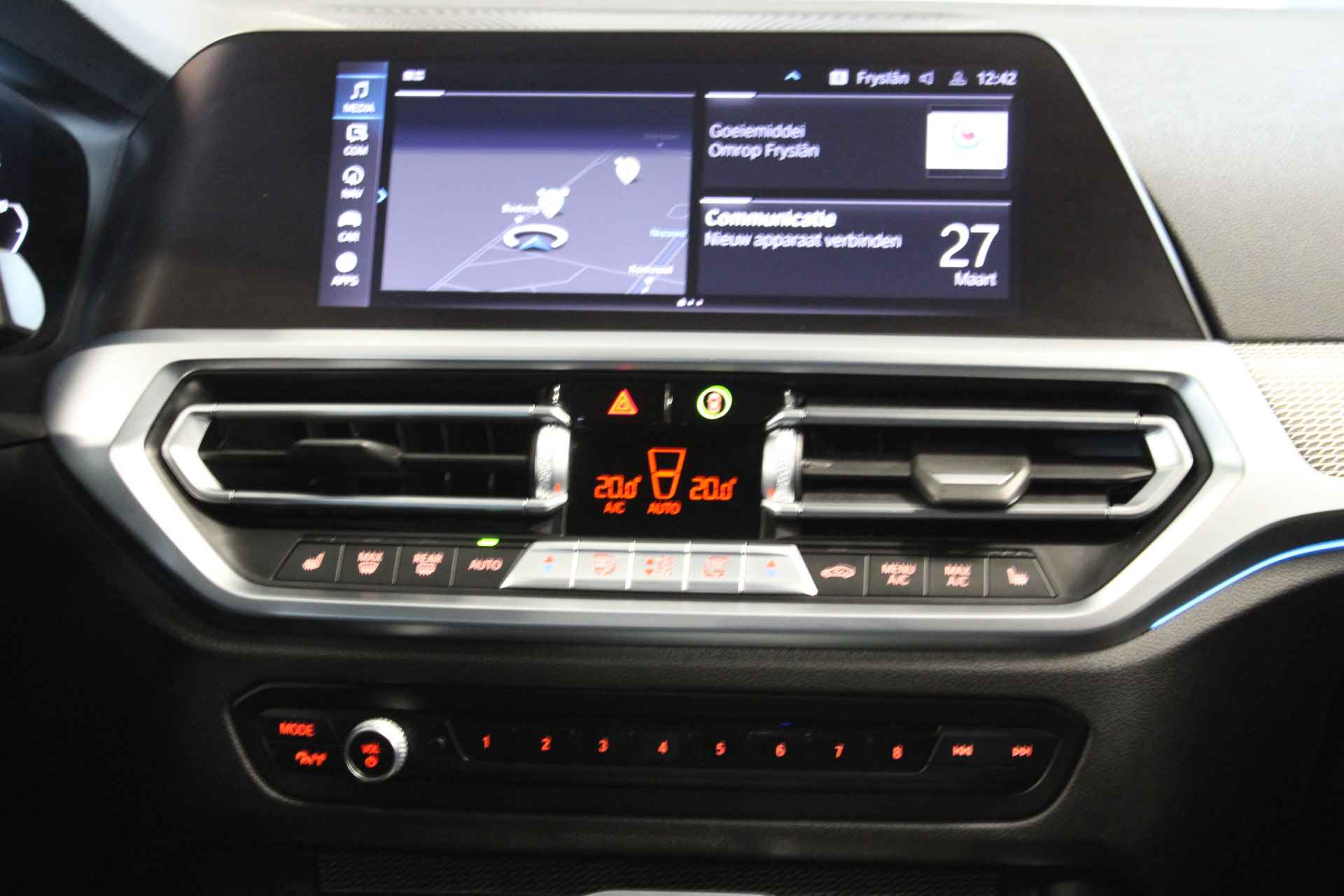 BMW 3 Serie Touring 330e High Executive | Incl. 1 jaar Garantie | M-Pakket | Navigatie | Climate controle | Adaptive cruise controle | Elektrische kofferbak | Stoelverwarming | Parkeersensore V+A | Keyless Start | Ambient verlichting | Half lederen/alcantara | Draadloze telefoonlader | LED Koplampen | - 29/58