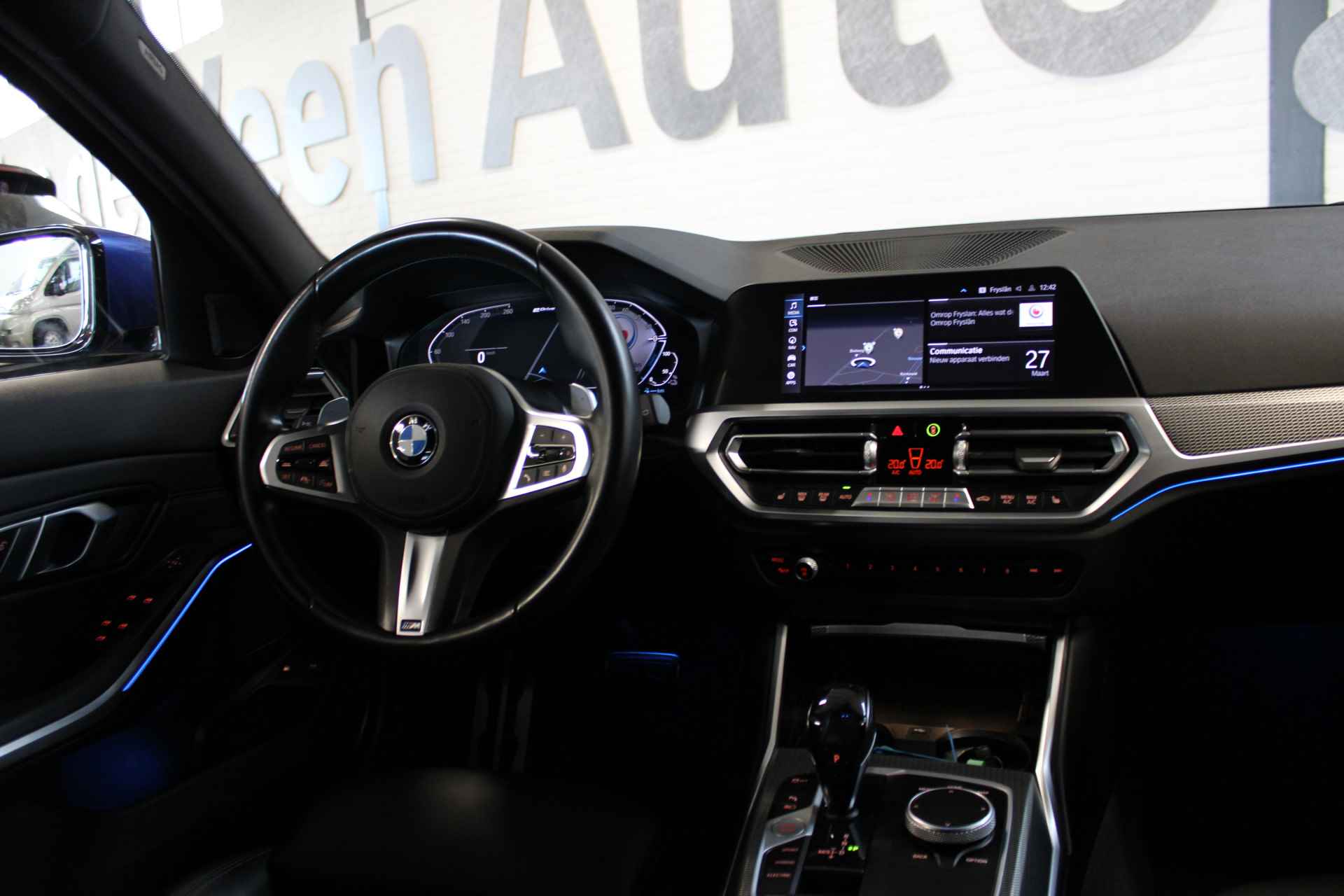 BMW 3 Serie Touring 330e High Executive | Incl. 1 jaar Garantie | M-Pakket | Navigatie | Climate controle | Adaptive cruise controle | Elektrische kofferbak | Stoelverwarming | Parkeersensore V+A | Keyless Start | Ambient verlichting | Half lederen/alcantara | Draadloze telefoonlader | LED Koplampen | - 30/58