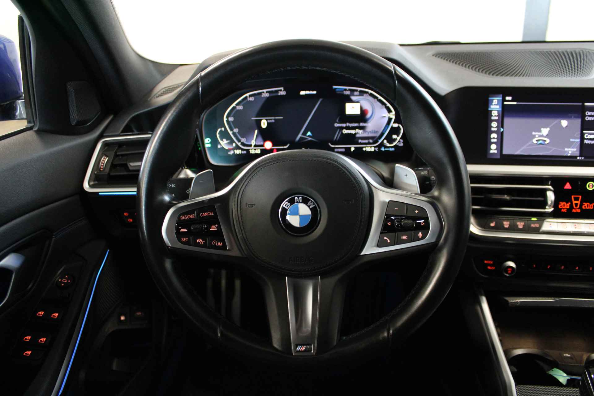 BMW 3 Serie Touring 330e High Executive | Incl. 1 jaar Garantie | M-Pakket | Navigatie | Climate controle | Adaptive cruise controle | Elektrische kofferbak | Stoelverwarming | Parkeersensore V+A | Keyless Start | Ambient verlichting | Half lederen/alcantara | Draadloze telefoonlader | LED Koplampen | - 31/58