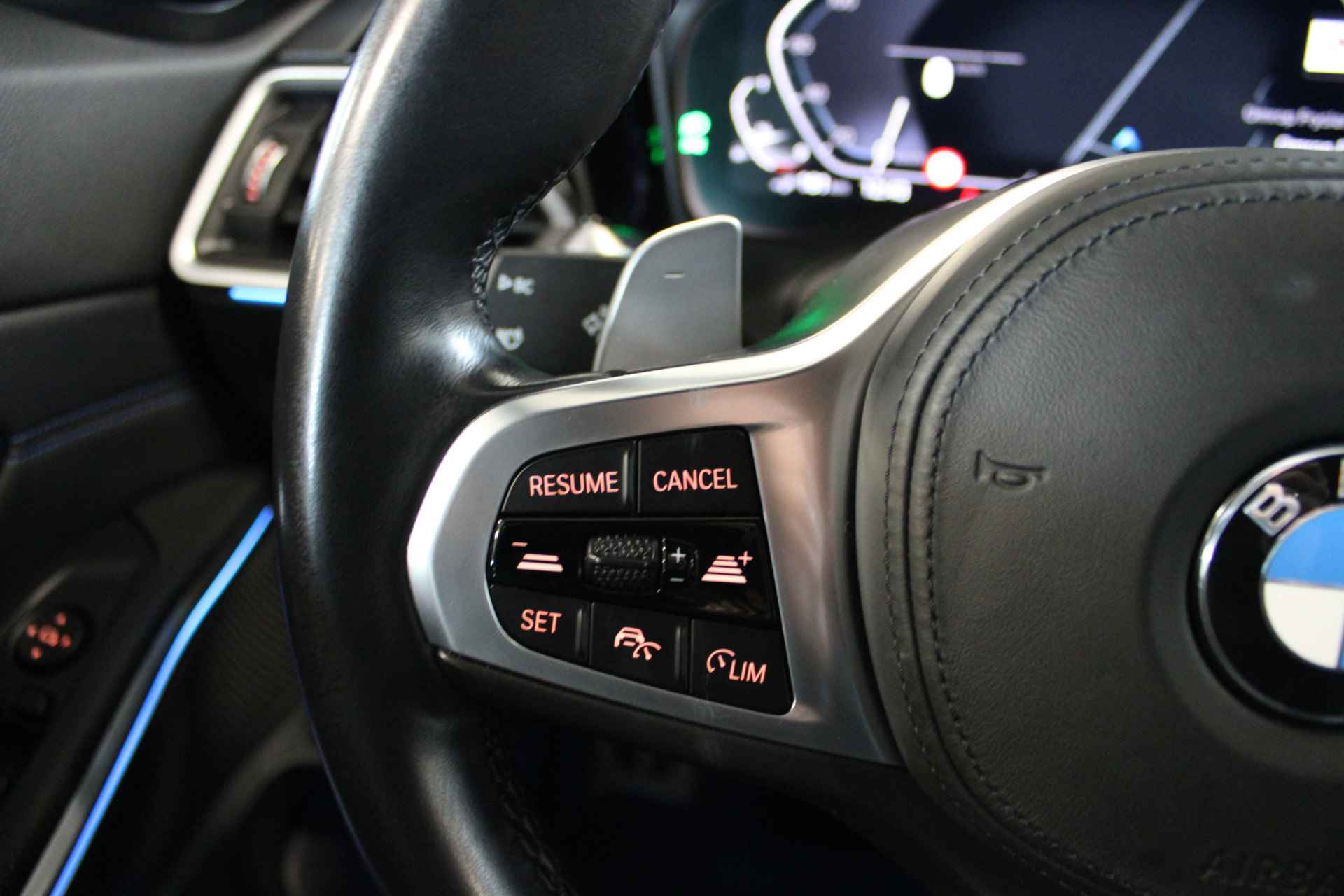 BMW 3 Serie Touring 330e High Executive | Incl. 1 jaar Garantie | M-Pakket | Navigatie | Climate controle | Adaptive cruise controle | Elektrische kofferbak | Stoelverwarming | Parkeersensore V+A | Keyless Start | Ambient verlichting | Half lederen/alcantara | Draadloze telefoonlader | LED Koplampen | - 32/58