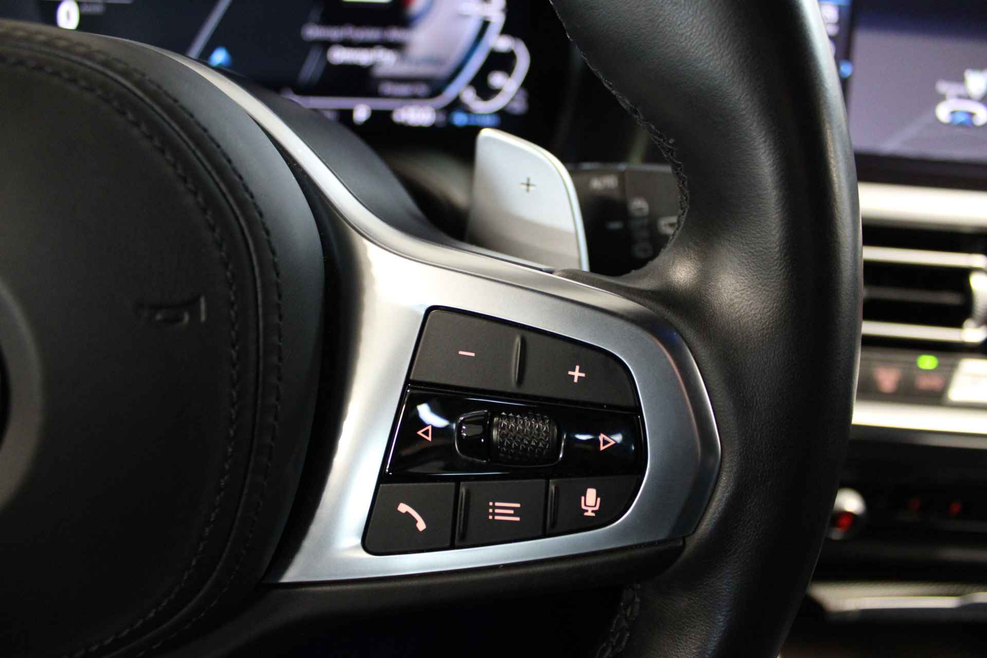 BMW 3 Serie Touring 330e High Executive | Incl. 1 jaar Garantie | M-Pakket | Navigatie | Climate controle | Adaptive cruise controle | Elektrische kofferbak | Stoelverwarming | Parkeersensore V+A | Keyless Start | Ambient verlichting | Half lederen/alcantara | Draadloze telefoonlader | LED Koplampen | - 33/58