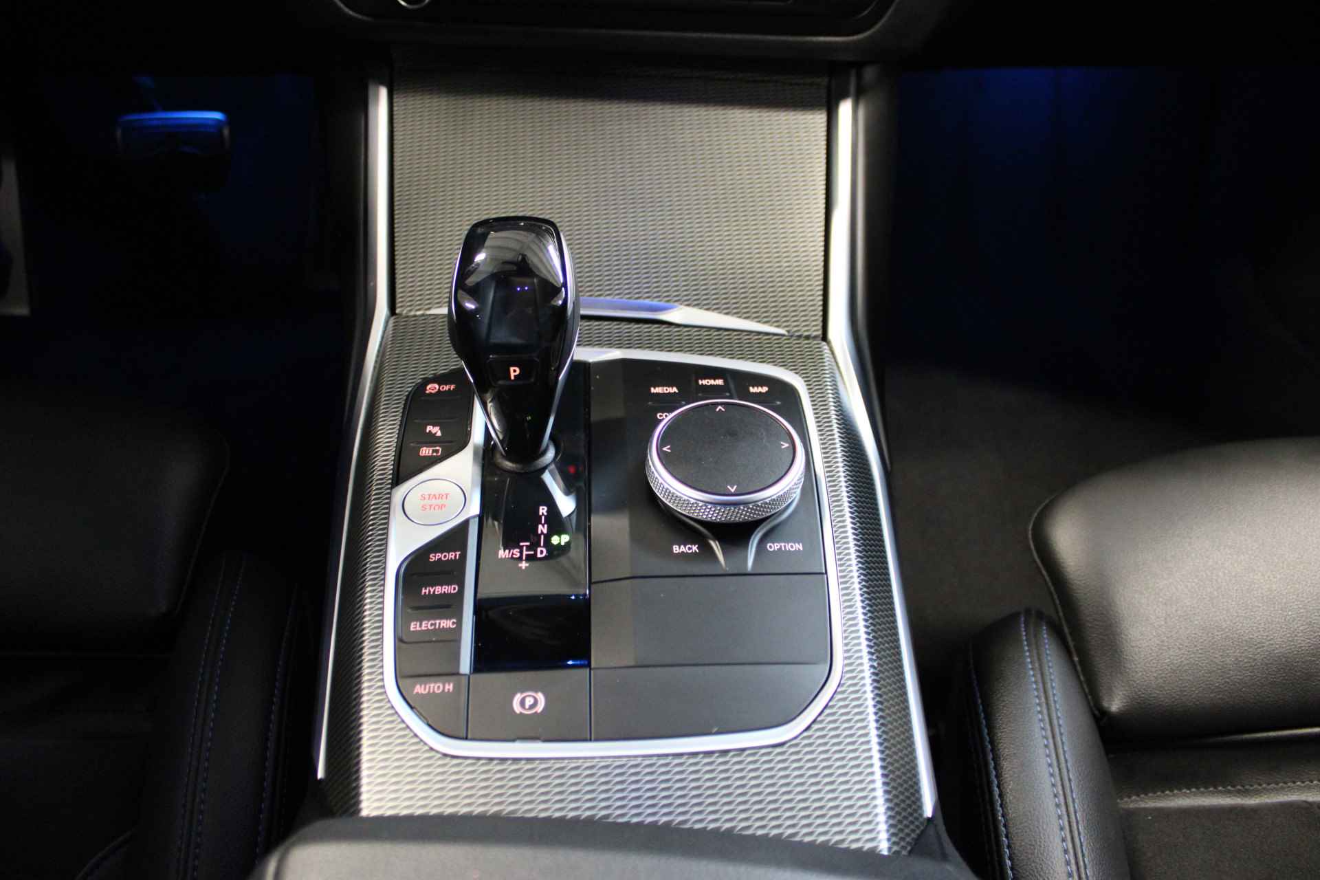BMW 3 Serie Touring 330e High Executive | Incl. 1 jaar Garantie | M-Pakket | Navigatie | Climate controle | Adaptive cruise controle | Elektrische kofferbak | Stoelverwarming | Parkeersensore V+A | Keyless Start | Ambient verlichting | Half lederen/alcantara | Draadloze telefoonlader | LED Koplampen | - 35/58