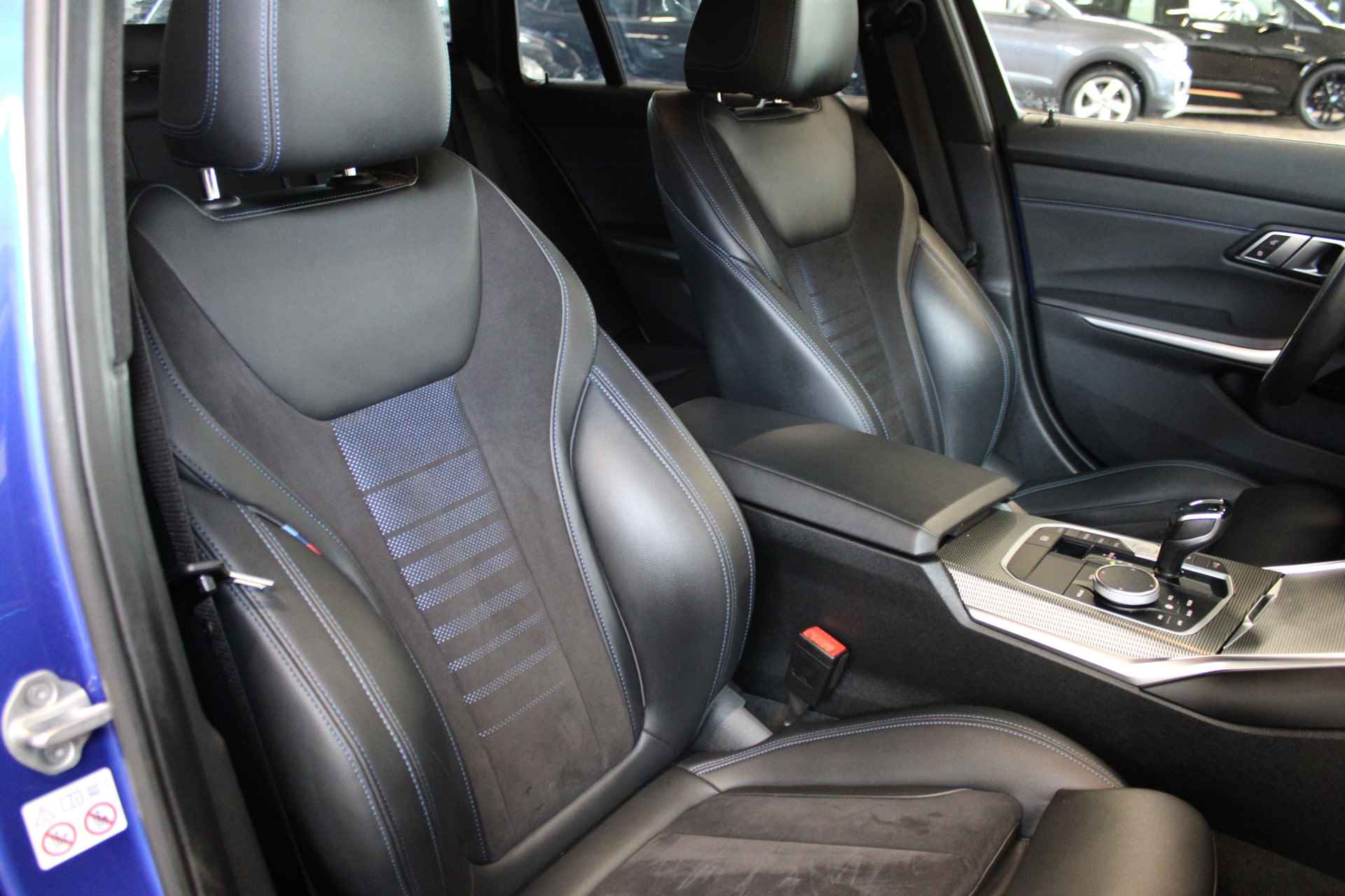 BMW 3 Serie Touring 330e High Executive | Incl. 1 jaar Garantie | M-Pakket | Navigatie | Climate controle | Adaptive cruise controle | Elektrische kofferbak | Stoelverwarming | Parkeersensore V+A | Keyless Start | Ambient verlichting | Half lederen/alcantara | Draadloze telefoonlader | LED Koplampen | - 42/58
