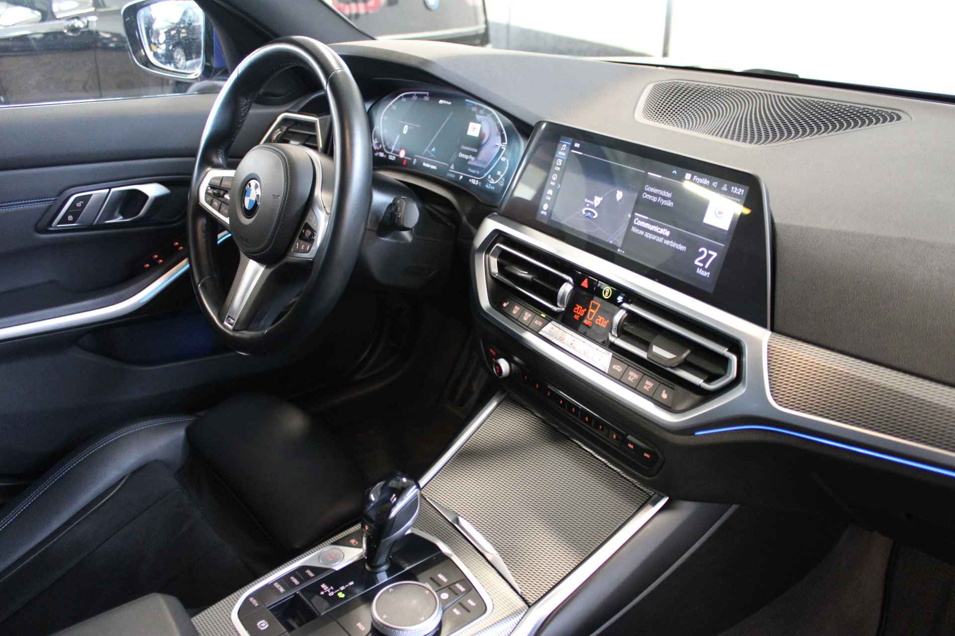 BMW 3 Serie Touring 330e High Executive | Incl. 1 jaar Garantie | M-Pakket | Navigatie | Climate controle | Adaptive cruise controle | Elektrische kofferbak | Stoelverwarming | Parkeersensore V+A | Keyless Start | Ambient verlichting | Half lederen/alcantara | Draadloze telefoonlader | LED Koplampen | - 43/58
