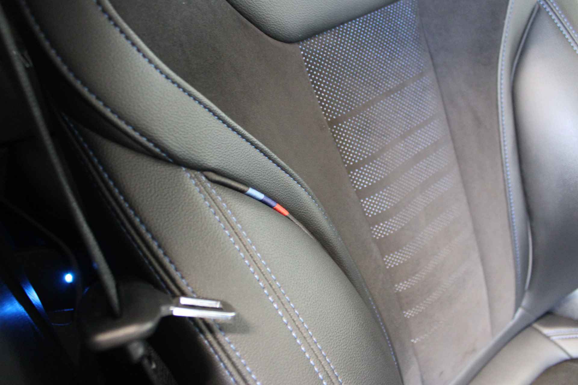 BMW 3 Serie Touring 330e High Executive | Incl. 1 jaar Garantie | M-Pakket | Navigatie | Climate controle | Adaptive cruise controle | Elektrische kofferbak | Stoelverwarming | Parkeersensore V+A | Keyless Start | Ambient verlichting | Half lederen/alcantara | Draadloze telefoonlader | LED Koplampen | - 44/58