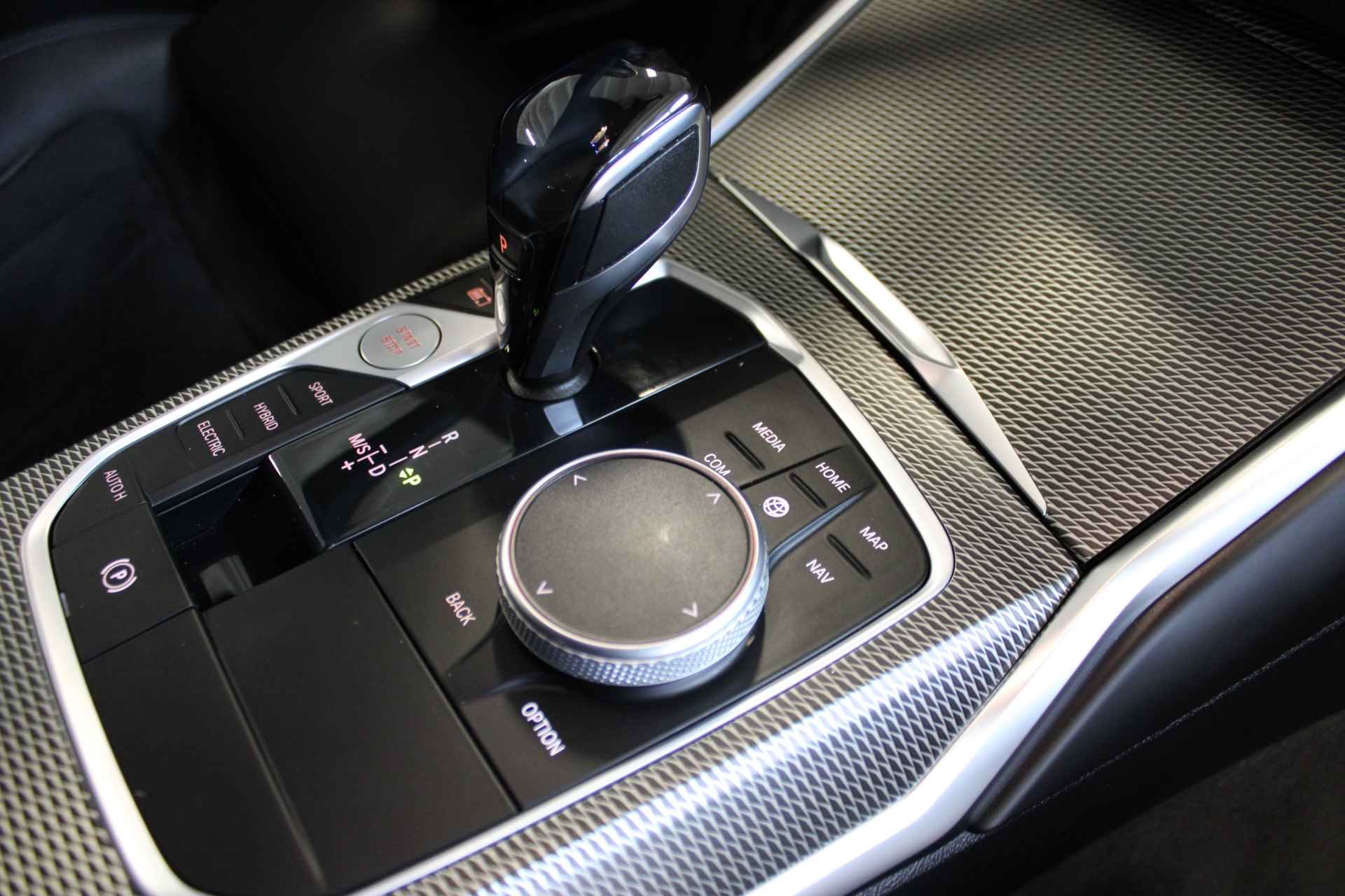 BMW 3 Serie Touring 330e High Executive | Incl. 1 jaar Garantie | M-Pakket | Navigatie | Climate controle | Adaptive cruise controle | Elektrische kofferbak | Stoelverwarming | Parkeersensore V+A | Keyless Start | Ambient verlichting | Half lederen/alcantara | Draadloze telefoonlader | LED Koplampen | - 45/58