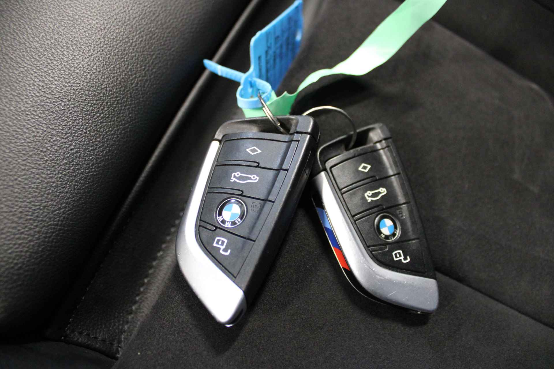 BMW 3 Serie Touring 330e High Executive | Incl. 1 jaar Garantie | M-Pakket | Navigatie | Climate controle | Adaptive cruise controle | Elektrische kofferbak | Stoelverwarming | Parkeersensore V+A | Keyless Start | Ambient verlichting | Half lederen/alcantara | Draadloze telefoonlader | LED Koplampen | - 49/58