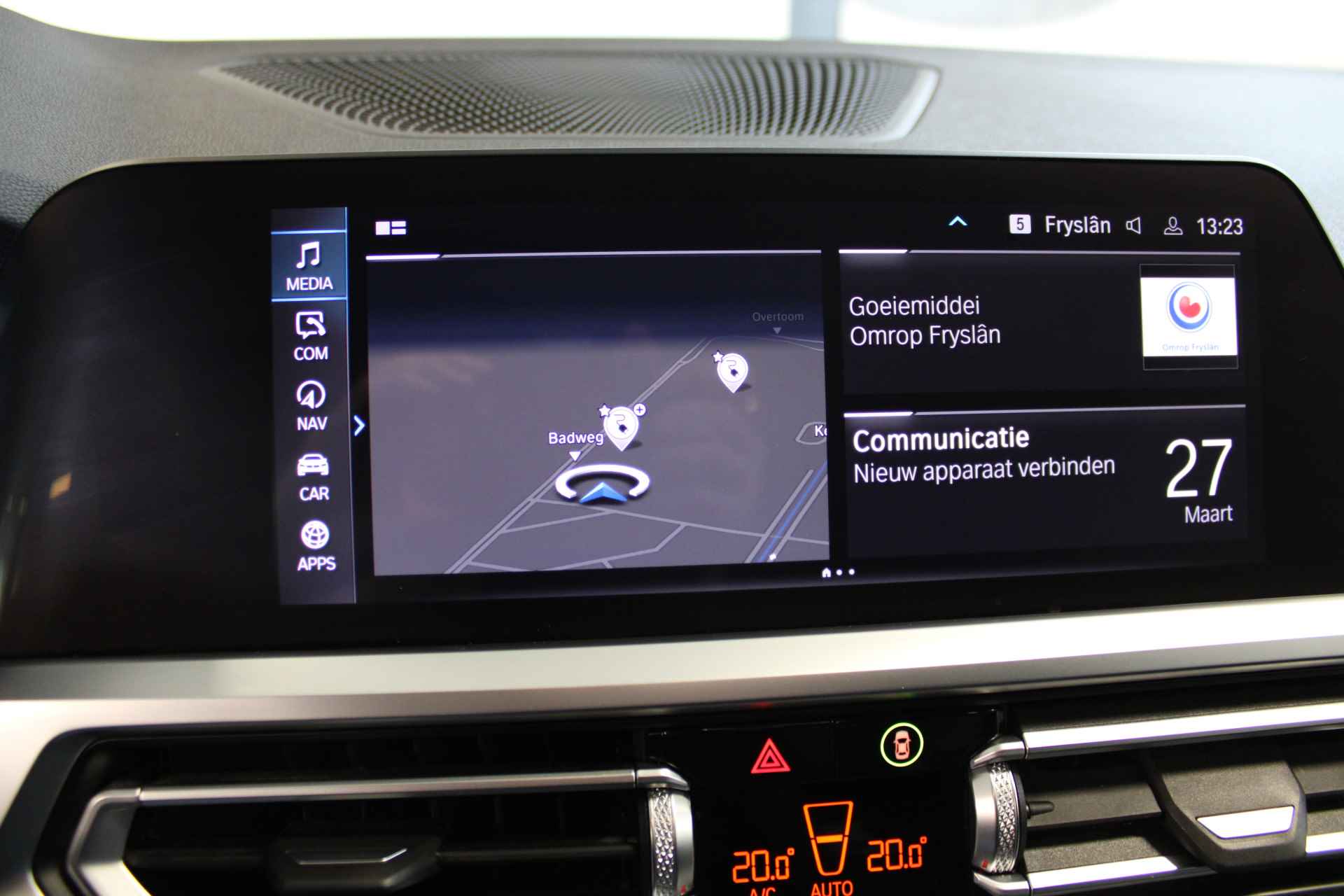 BMW 3 Serie Touring 330e High Executive | Incl. 1 jaar Garantie | M-Pakket | Navigatie | Climate controle | Adaptive cruise controle | Elektrische kofferbak | Stoelverwarming | Parkeersensore V+A | Keyless Start | Ambient verlichting | Half lederen/alcantara | Draadloze telefoonlader | LED Koplampen | - 50/58