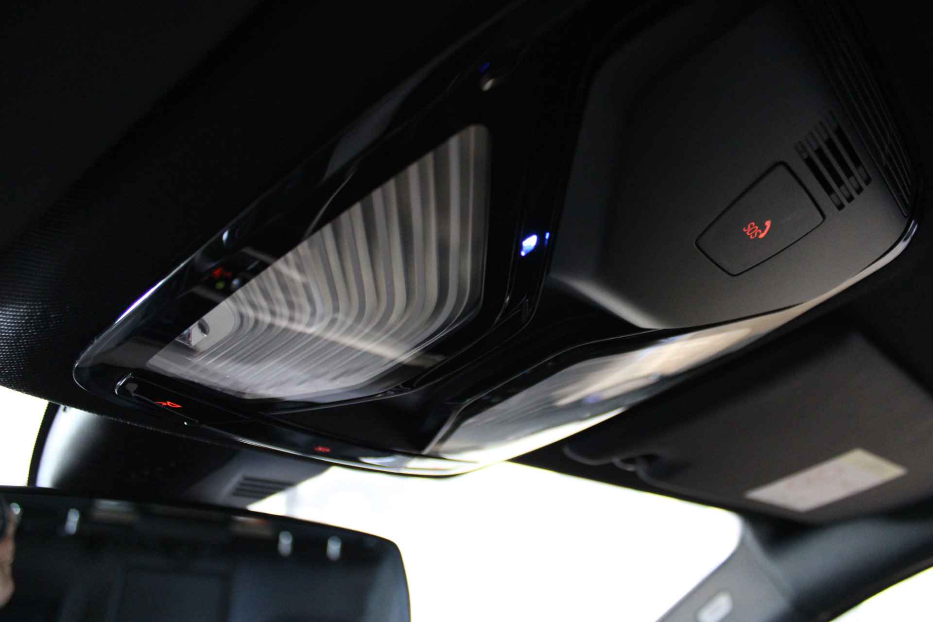 BMW 3 Serie Touring 330e High Executive | Incl. 1 jaar Garantie | M-Pakket | Navigatie | Climate controle | Adaptive cruise controle | Elektrische kofferbak | Stoelverwarming | Parkeersensore V+A | Keyless Start | Ambient verlichting | Half lederen/alcantara | Draadloze telefoonlader | LED Koplampen | - 57/58