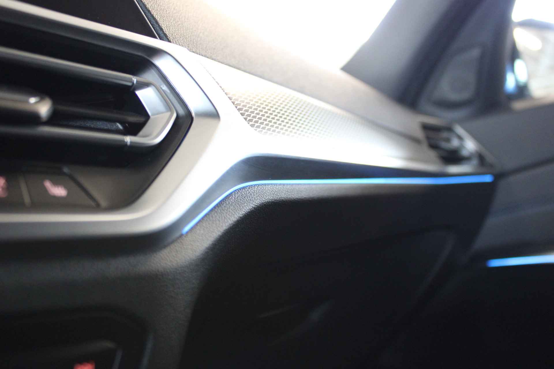 BMW 3 Serie Touring 330e High Executive | Incl. 1 jaar Garantie | M-Pakket | Navigatie | Climate controle | Adaptive cruise controle | Elektrische kofferbak | Stoelverwarming | Parkeersensore V+A | Keyless Start | Ambient verlichting | Half lederen/alcantara | Draadloze telefoonlader | LED Koplampen | - 58/58