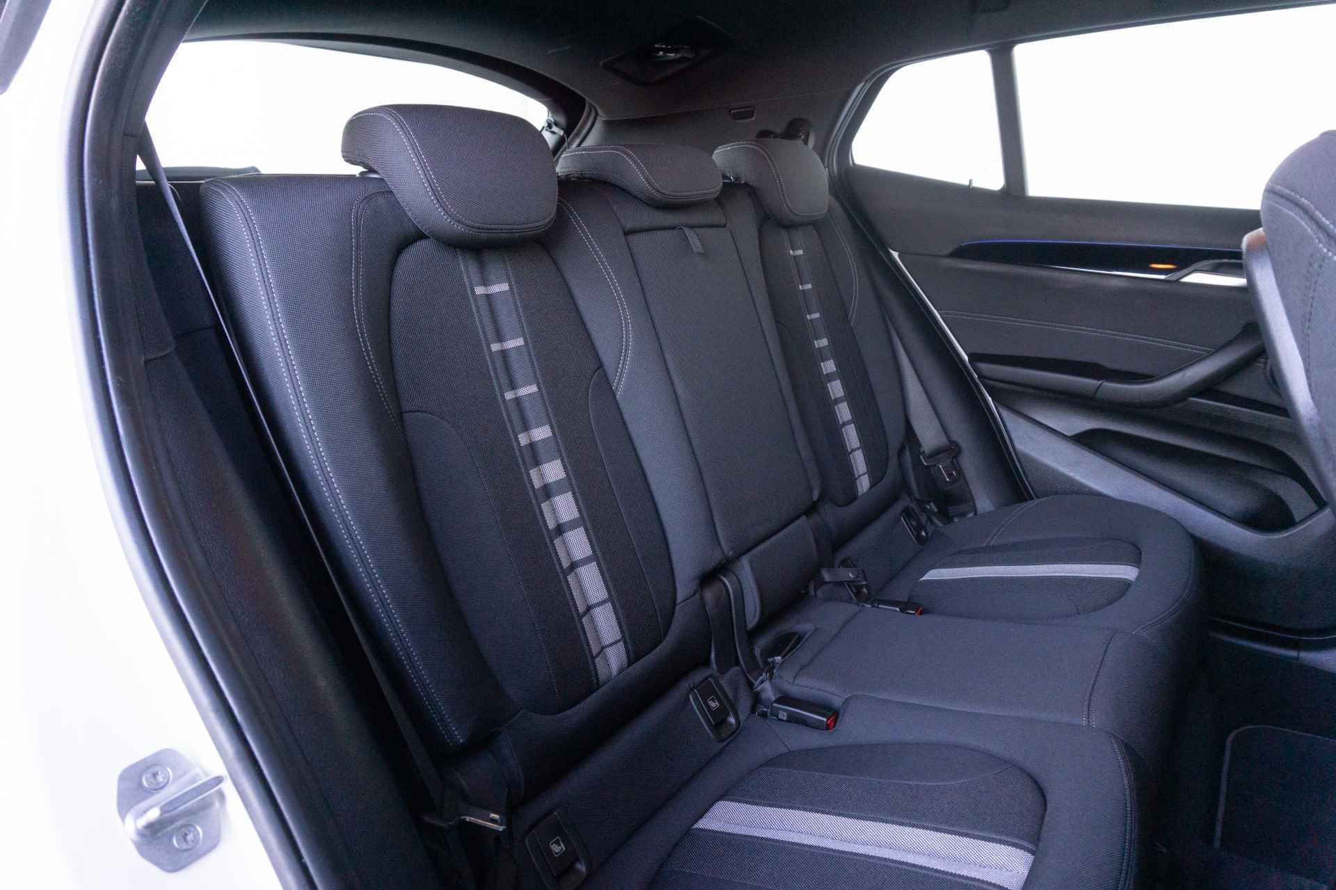 BMW X2 sDrive20i Executive / Achteruitrijcamera / Driving Assistant Plus / Sportstoelen / Hifi Systeem - 10/26