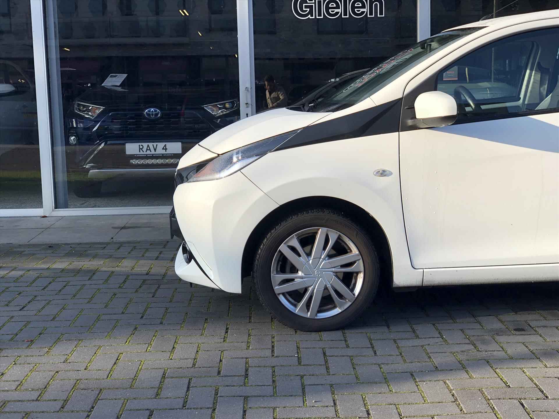 Toyota Aygo 1.0 VVT-i x-play | Lichtmetalen velgen, Airco, Parkeercamera, In hoogte verstelbare stoel, Stuurbediening - 8/33