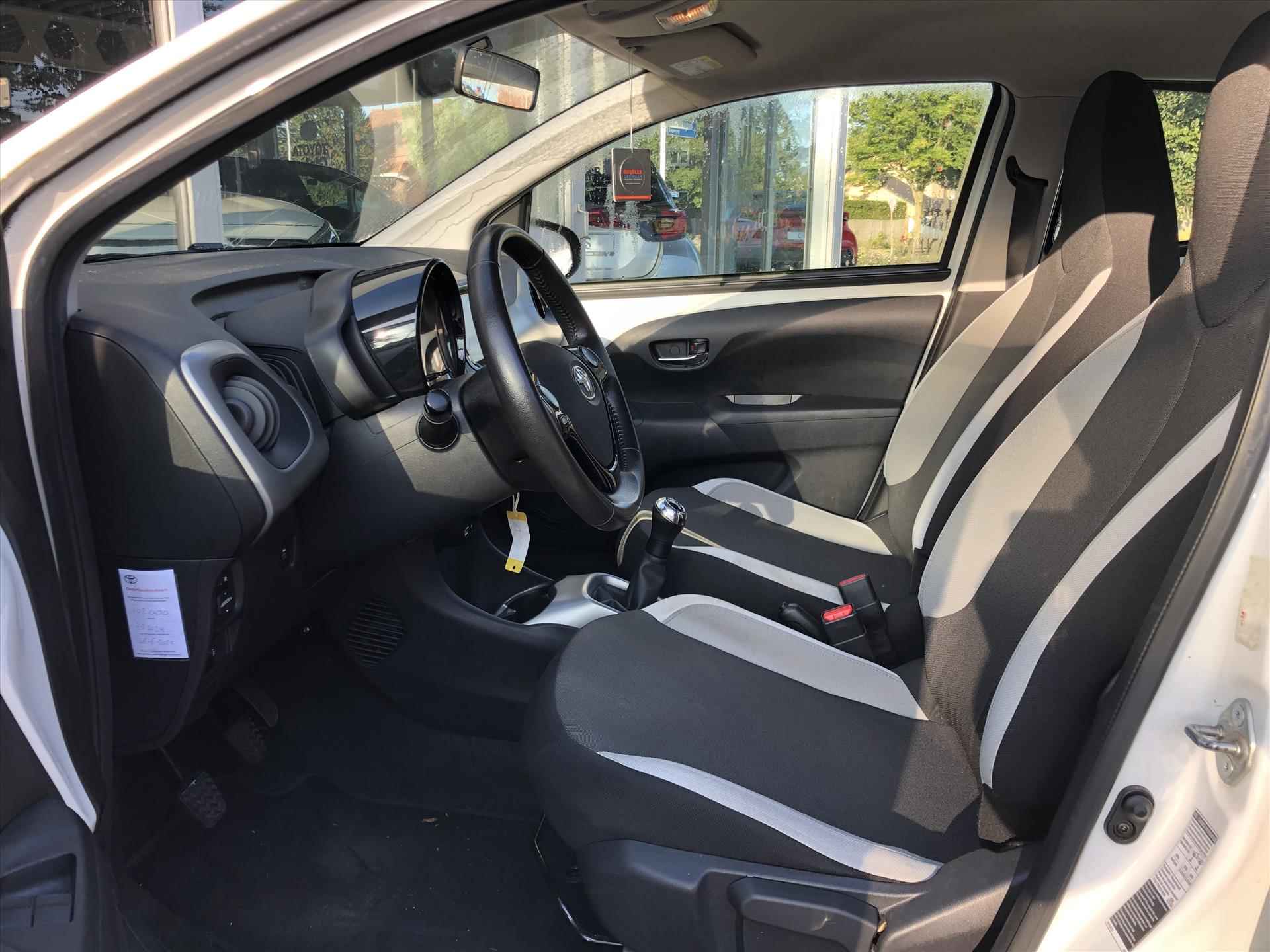 Toyota Aygo 1.0 VVT-i x-play | Lichtmetalen velgen, Airco, Parkeercamera, In hoogte verstelbare stoel, Stuurbediening - 14/33