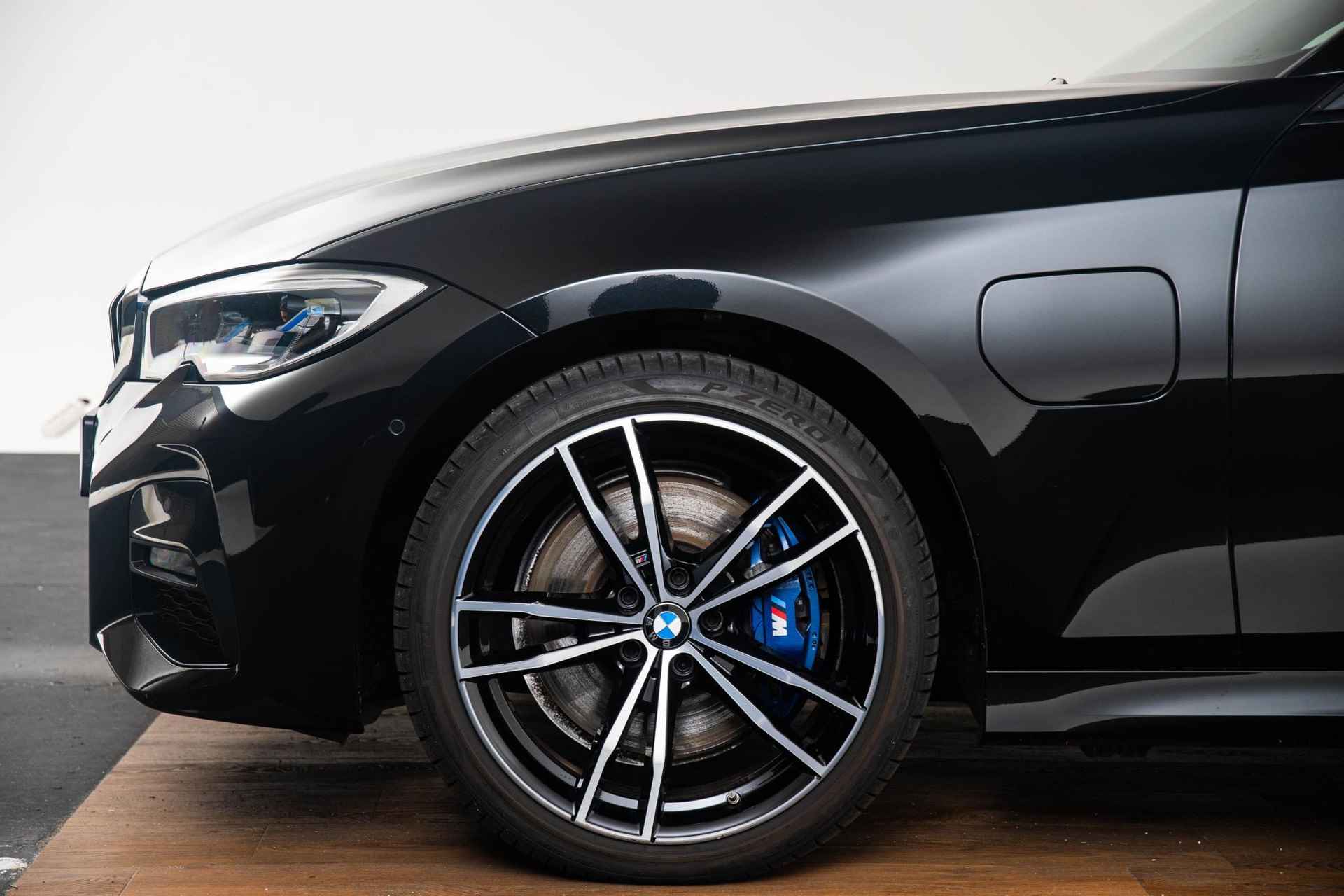 BMW 3-serie 330e High Executive M Sportpakket - Schuif/kanteldak - Harman Kardon - Comfort Access - Laserlight - Stuur en Stoelverwarming - Parking pack - Driving Assistant - 6/54