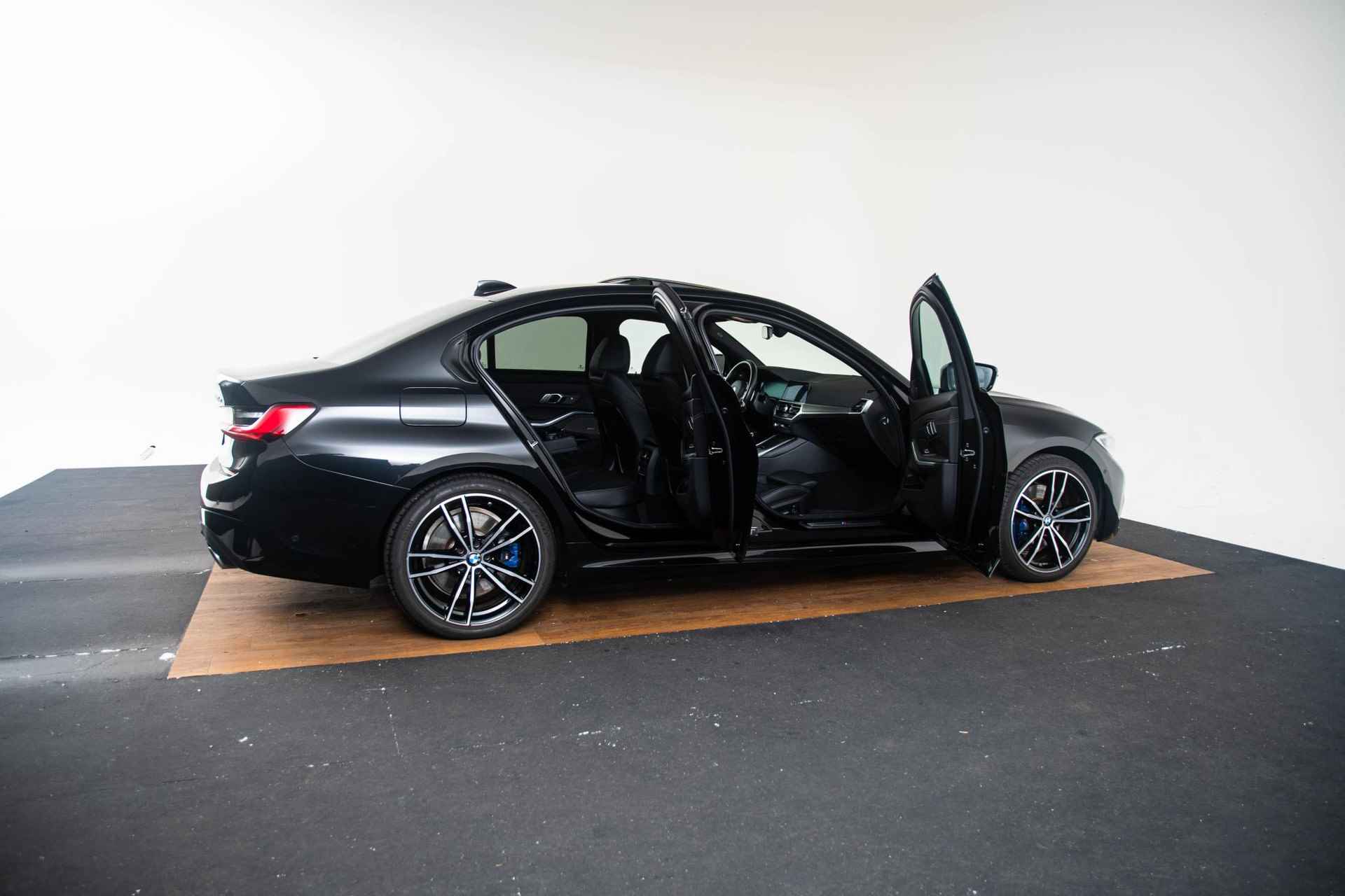 BMW 3-serie 330e High Executive M Sportpakket - Schuif/kanteldak - Harman Kardon - Comfort Access - Laserlight - Stuur en Stoelverwarming - Parking pack - Driving Assistant - 7/54