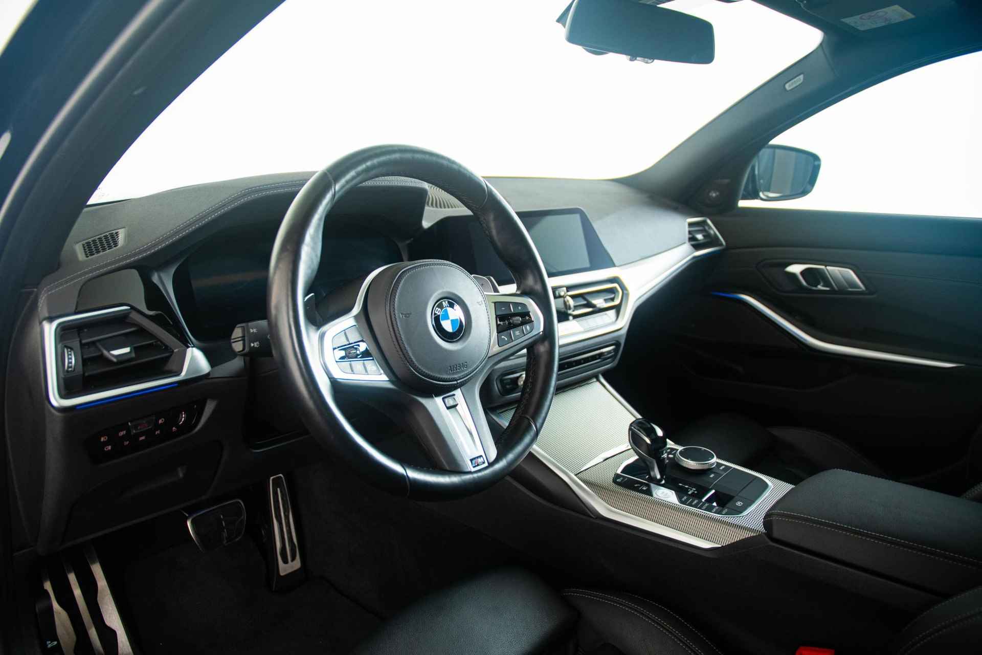 BMW 3-serie 330e High Executive M Sportpakket - Schuif/kanteldak - Harman Kardon - Comfort Access - Laserlight - Stuur en Stoelverwarming - Parking pack - Driving Assistant - 10/54