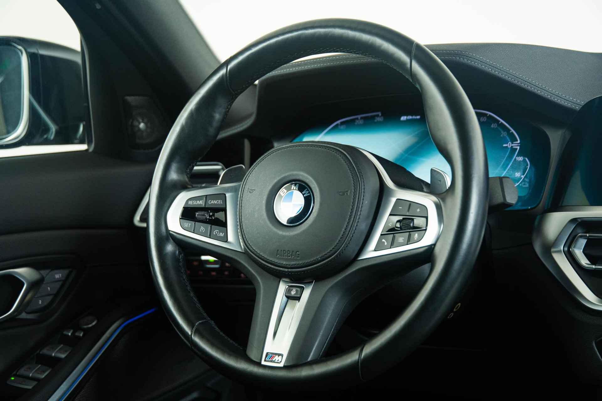 BMW 3-serie 330e High Executive M Sportpakket - Schuif/kanteldak - Harman Kardon - Comfort Access - Laserlight - Stuur en Stoelverwarming - Parking pack - Driving Assistant - 24/54