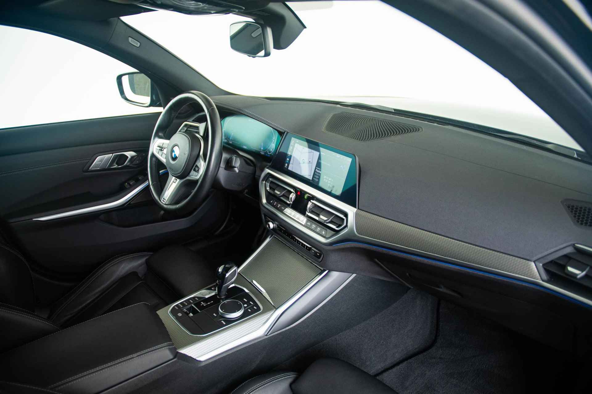 BMW 3-serie 330e High Executive M Sportpakket - Schuif/kanteldak - Harman Kardon - Comfort Access - Laserlight - Stuur en Stoelverwarming - Parking pack - Driving Assistant - 34/54