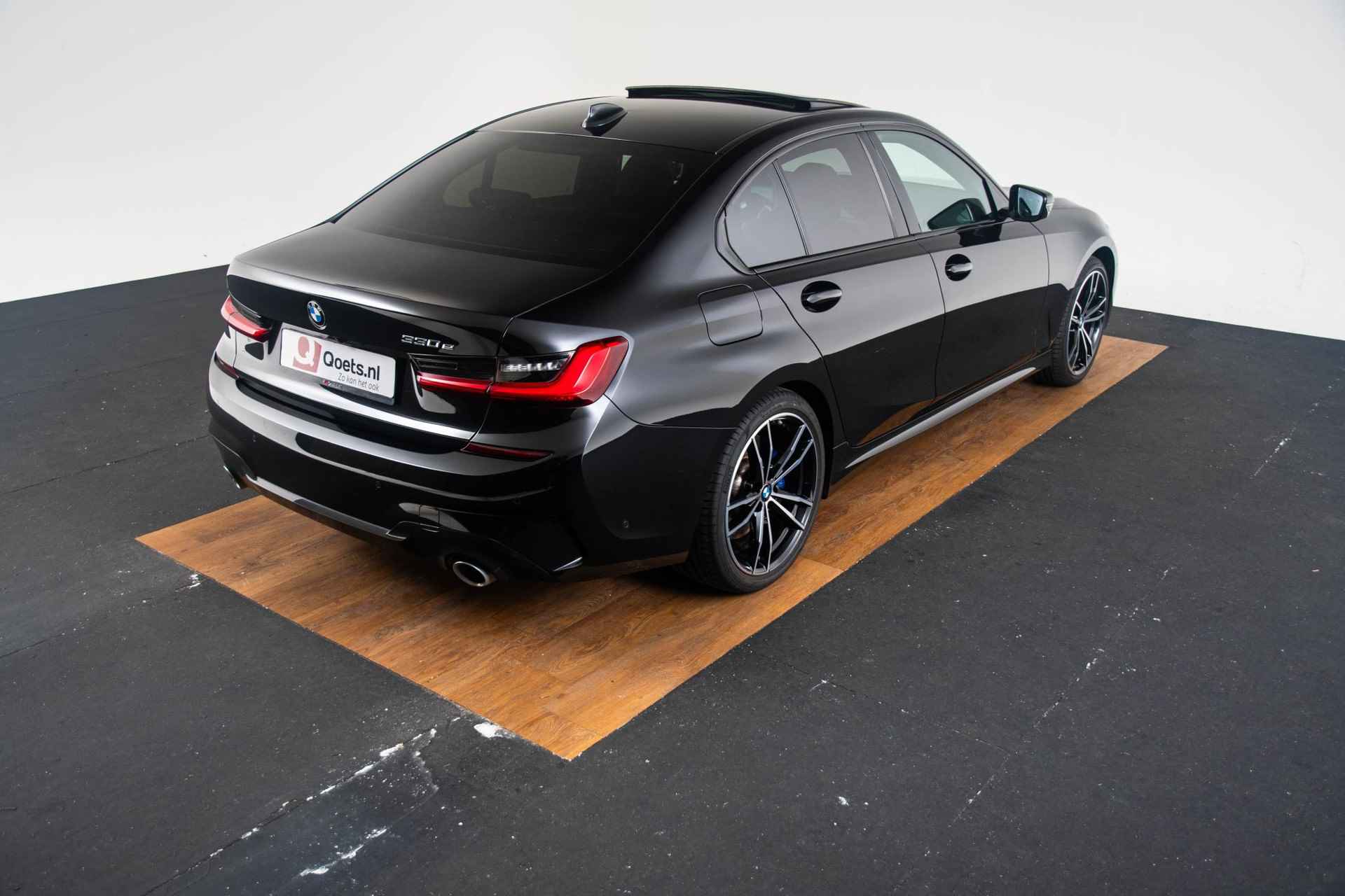 BMW 3-serie 330e High Executive M Sportpakket - Schuif/kanteldak - Harman Kardon - Comfort Access - Laserlight - Stuur en Stoelverwarming - Parking pack - Driving Assistant - 42/54
