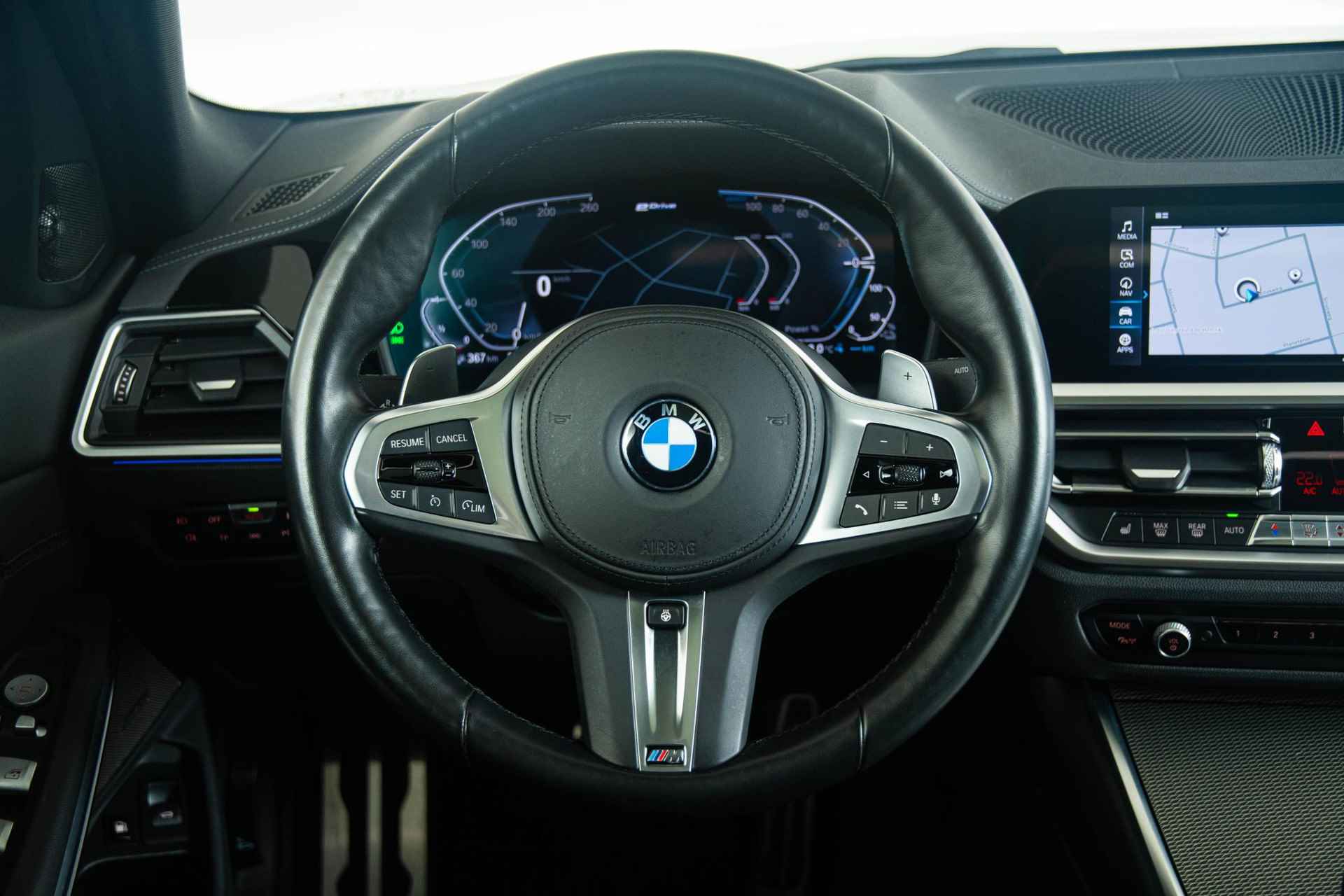 BMW 3-serie 330e High Executive M Sportpakket - Schuif/kanteldak - Harman Kardon - Comfort Access - Laserlight - Stuur en Stoelverwarming - Parking pack - Driving Assistant - 45/54