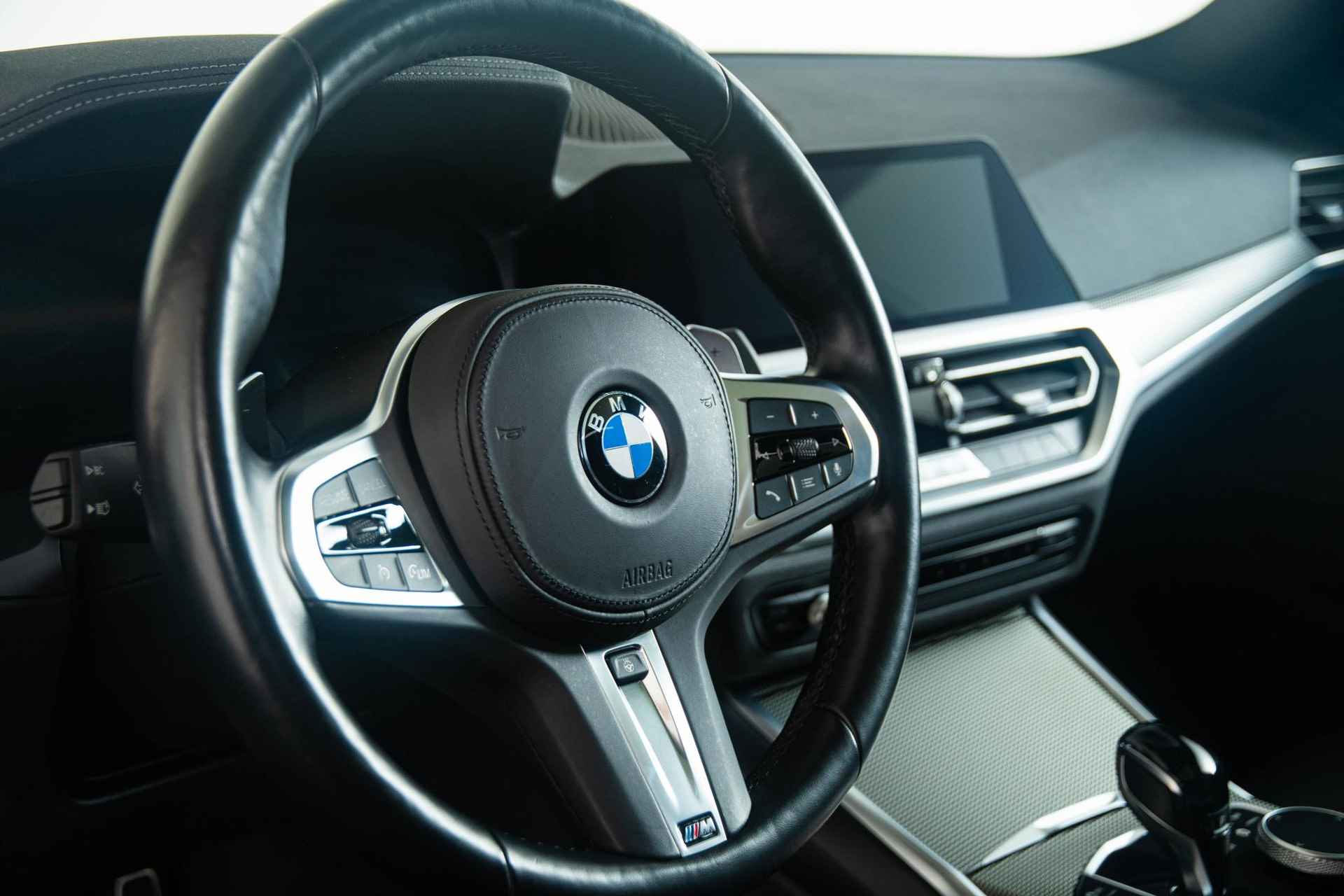 BMW 3-serie 330e High Executive M Sportpakket - Schuif/kanteldak - Harman Kardon - Comfort Access - Laserlight - Stuur en Stoelverwarming - Parking pack - Driving Assistant - 46/54