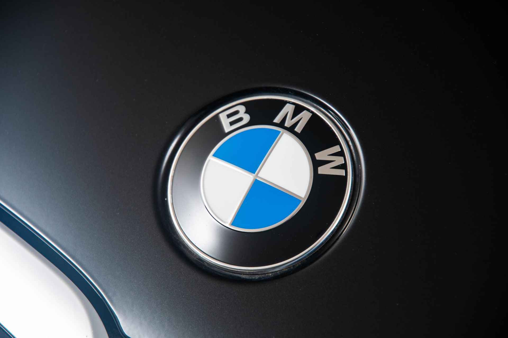 BMW 3-serie 330e High Executive M Sportpakket - Schuif/kanteldak - Harman Kardon - Comfort Access - Laserlight - Stuur en Stoelverwarming - Parking pack - Driving Assistant - 49/54