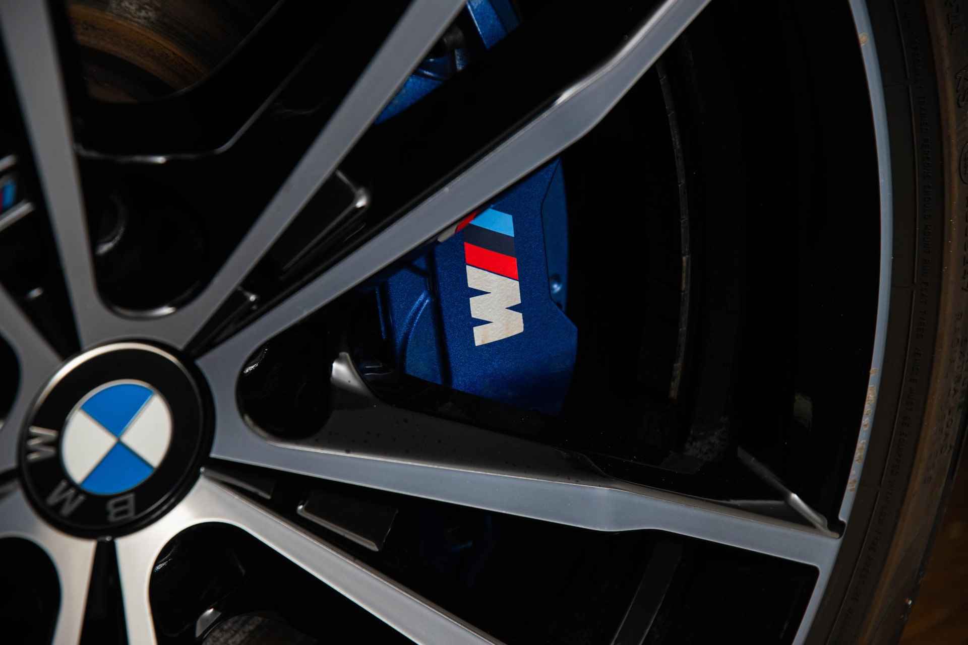 BMW 3-serie 330e High Executive M Sportpakket - Schuif/kanteldak - Harman Kardon - Comfort Access - Laserlight - Stuur en Stoelverwarming - Parking pack - Driving Assistant - 51/54