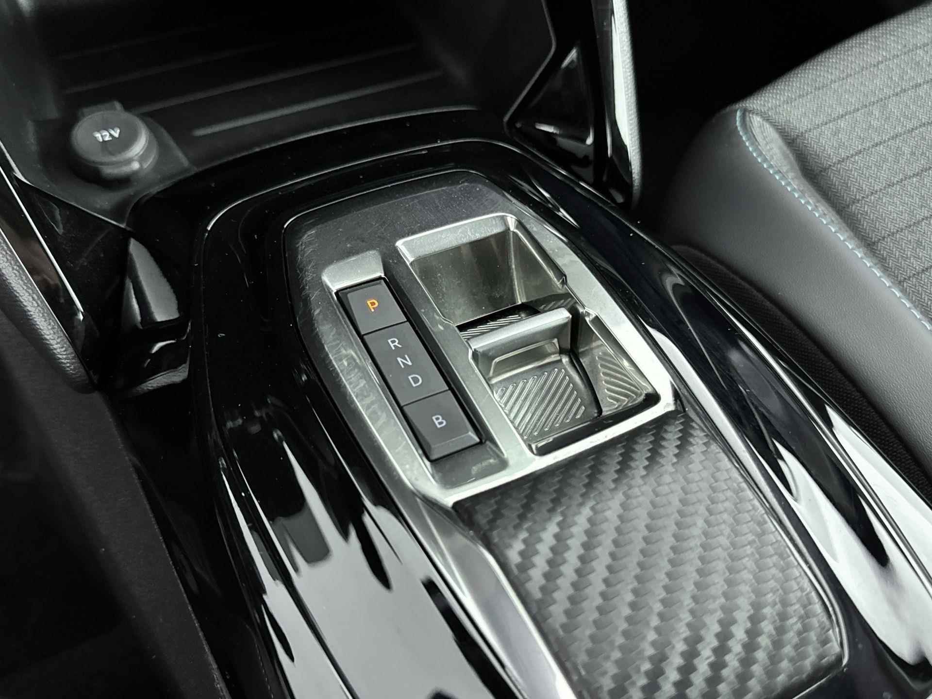 Peugeot e-2008 SUV EV 50kWh 136pk Allure Pack | Achteruitrijcamera | Navigatie | Stoelverwarming - 19/35
