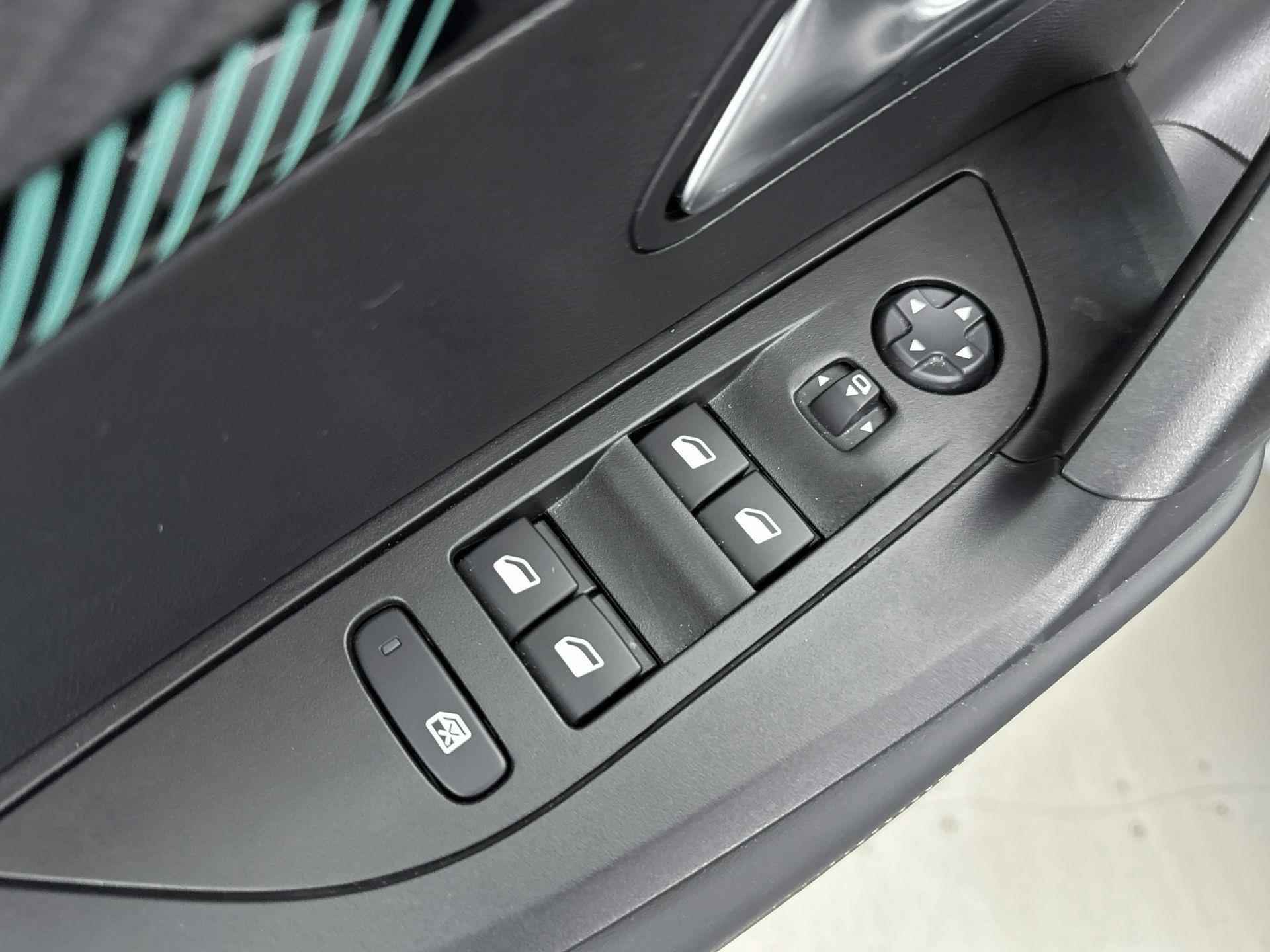 Peugeot e-2008 SUV EV 50kWh 136pk Allure Pack | Achteruitrijcamera | Navigatie | Stoelverwarming - 26/35