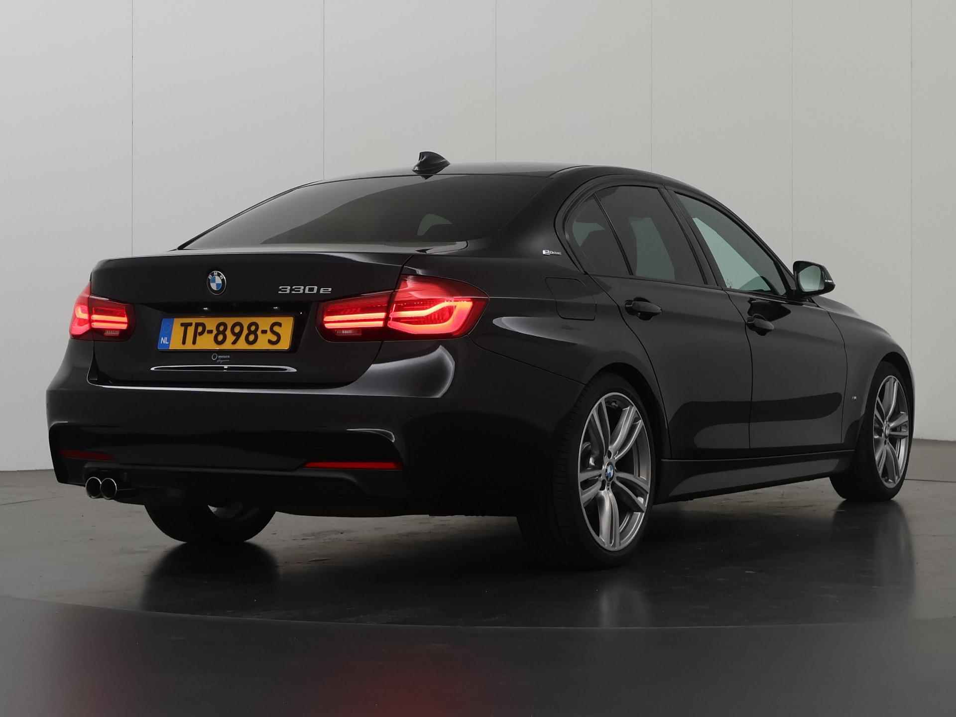 BMW 3-serie 330e Edition M Sport Shadow Executive | Navigatie | Parkeercamera | Parkeersensoren | Dodehoekdetectie | Leder | - 3/43