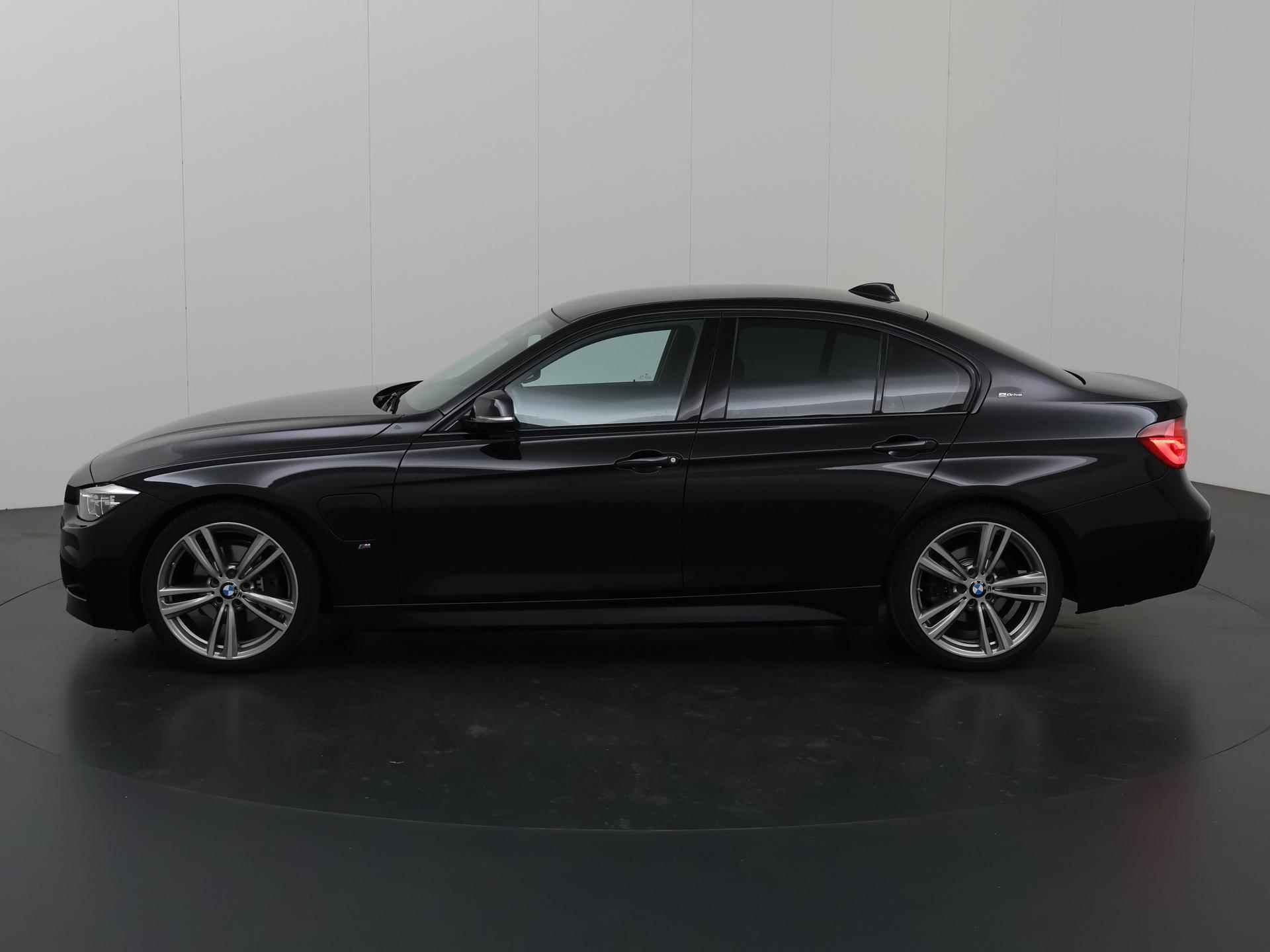 BMW 3-serie 330e Edition M Sport Shadow Executive | Navigatie | Parkeercamera | Parkeersensoren | Dodehoekdetectie | Leder | - 6/43