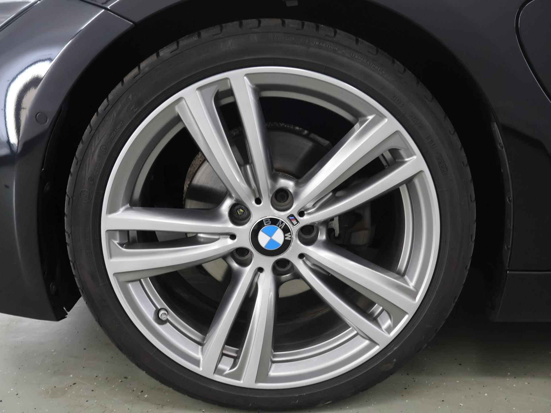 BMW 3-serie 330e Edition M Sport Shadow Executive | Navigatie | Parkeercamera | Parkeersensoren | Dodehoekdetectie | Leder | - 42/43