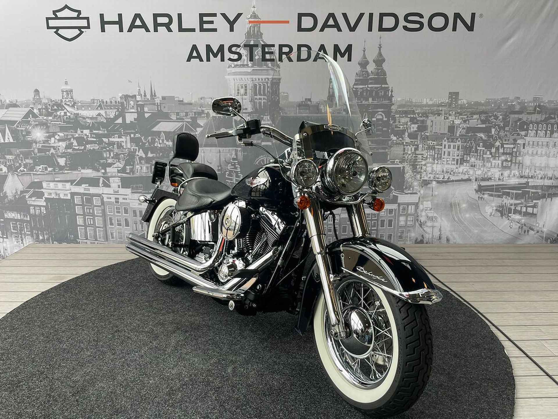 Harley-Davidson FLSTN De Luxe - 3/8