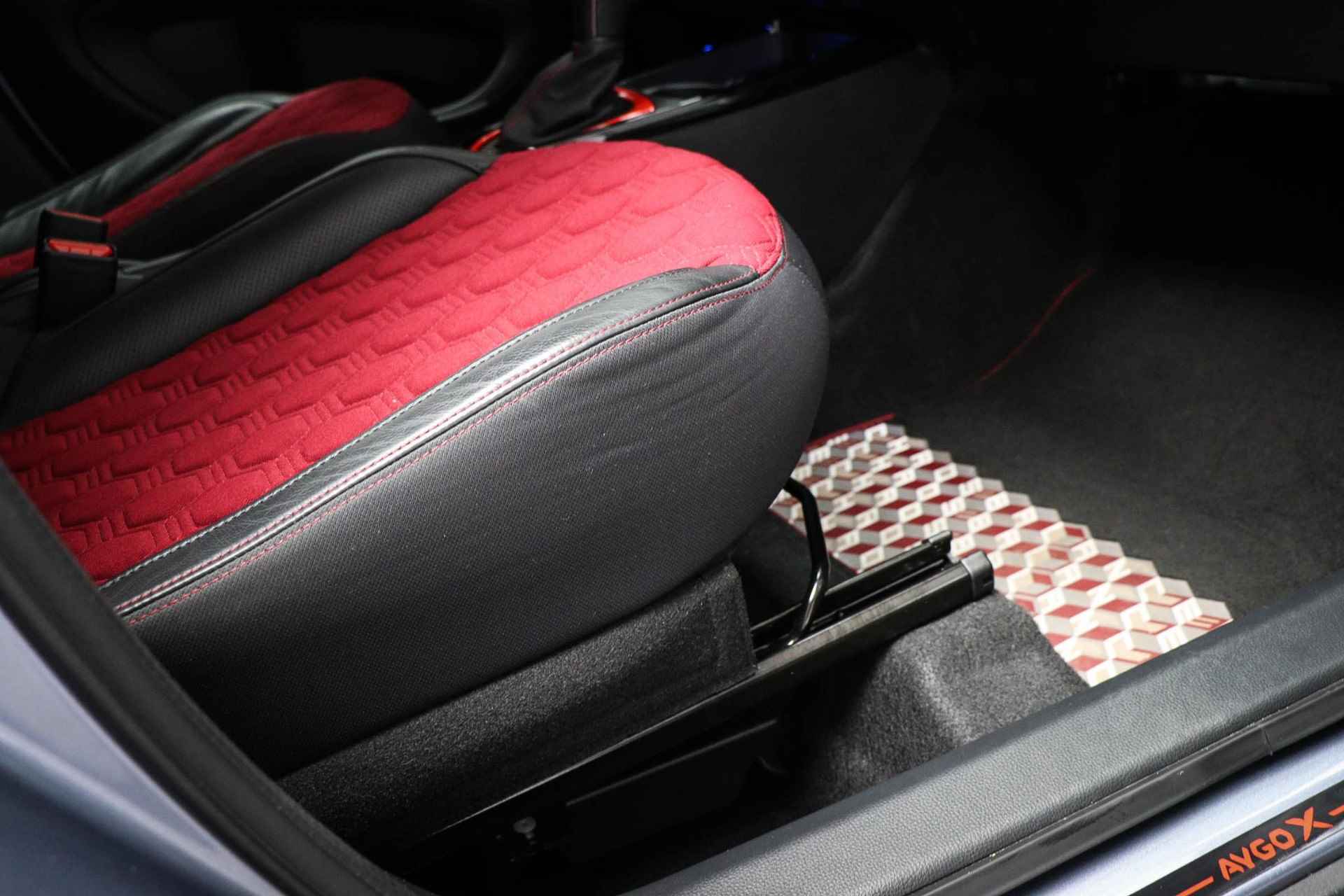 Toyota Aygo X 1.0 VVT-i S-CVT Premium | JBL DAB | UNDERCOVER | CAMERA | 18" - 10/57