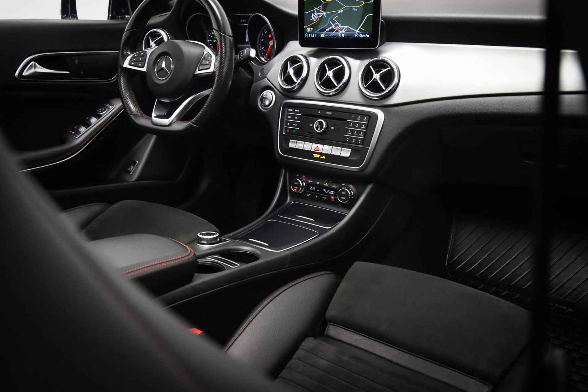 Mercedes-Benz CLA-klasse Shooting Brake 180 AMG-Line | PANORAMADAK | SFEERVERLICHTING | APPLE CARPLAY - 15/61