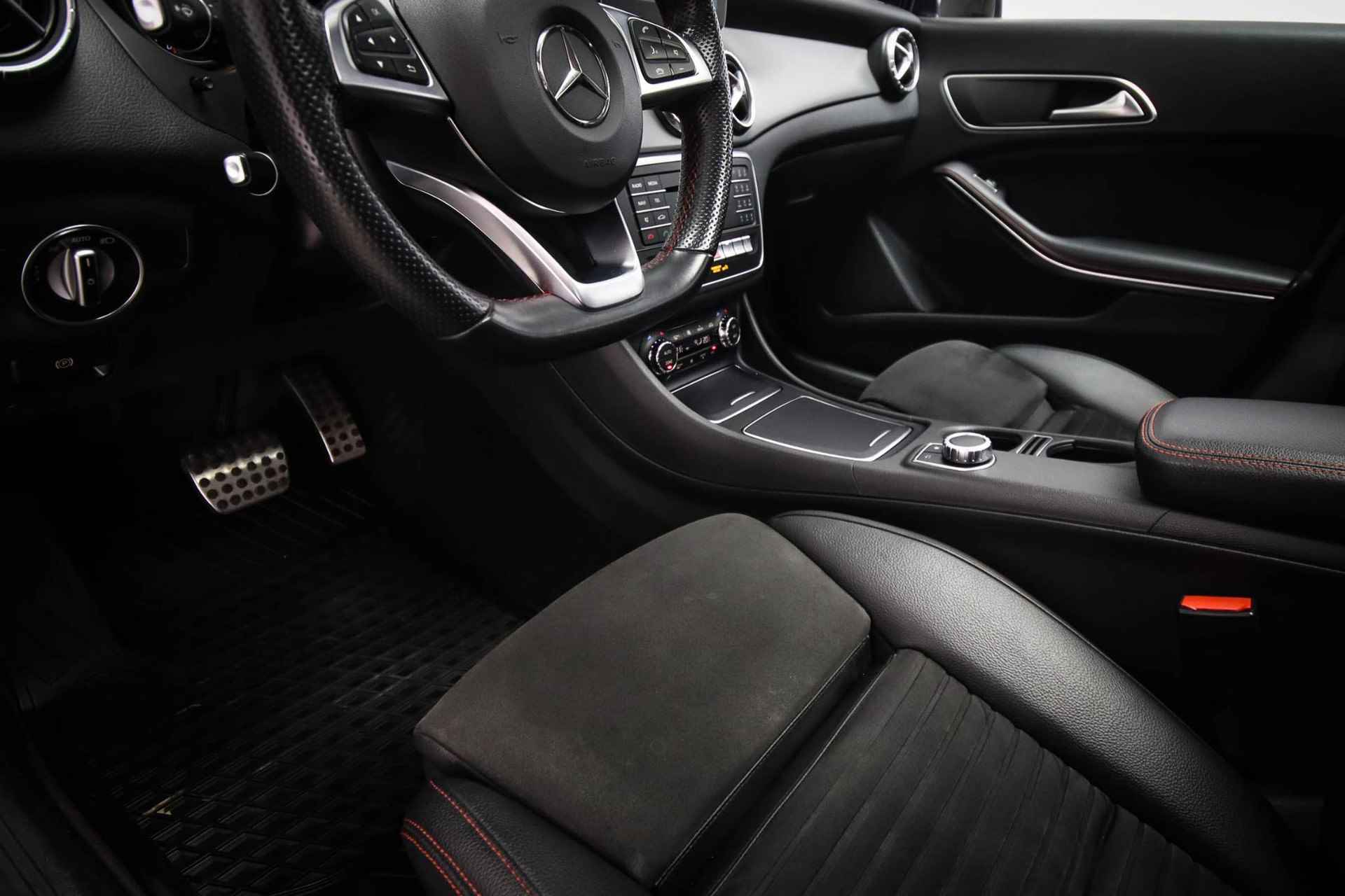 Mercedes-Benz CLA-klasse Shooting Brake 180 AMG-Line | PANORAMADAK | SFEERVERLICHTING | APPLE CARPLAY - 31/61