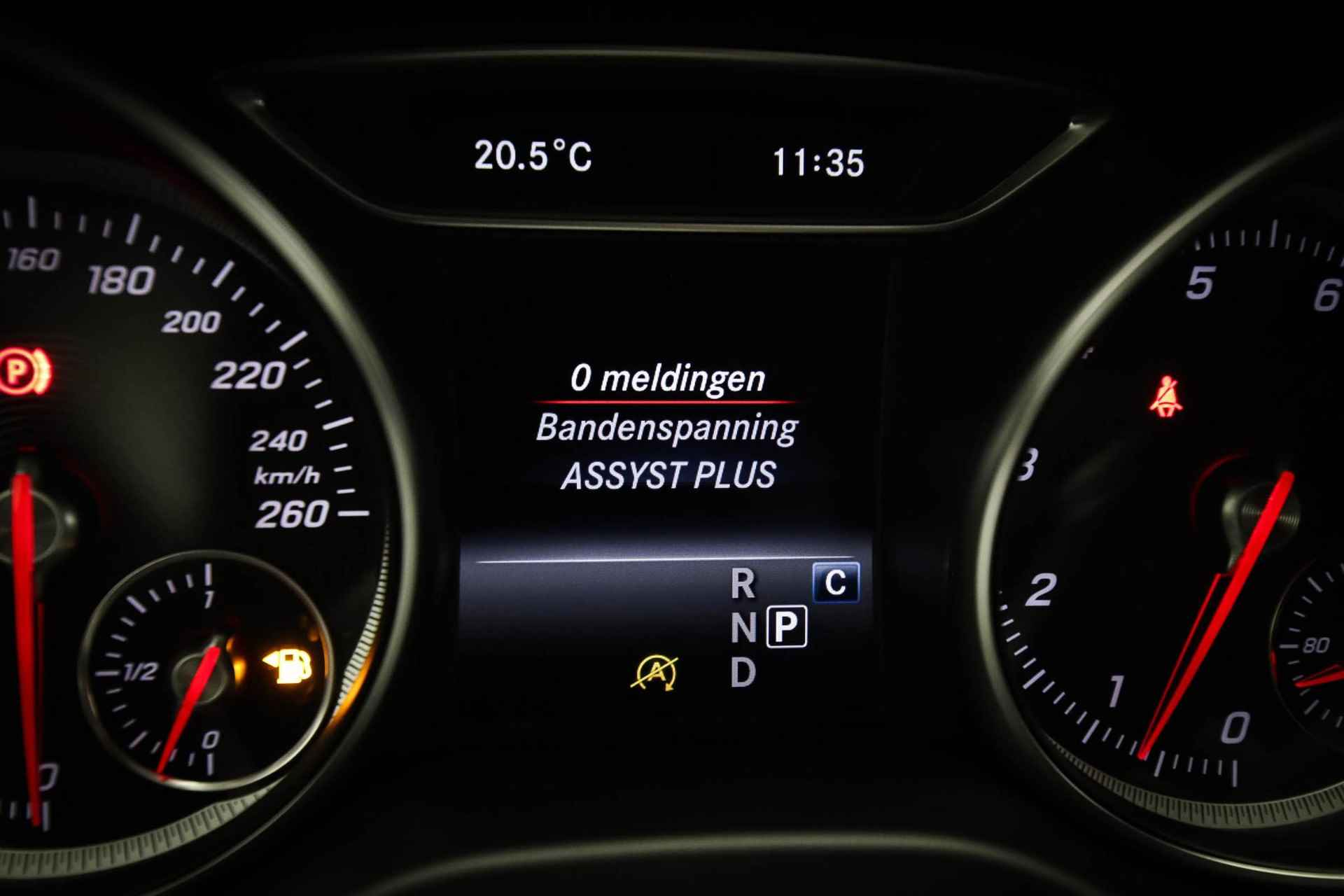 Mercedes-Benz CLA-klasse Shooting Brake 180 AMG-Line | PANORAMADAK | SFEERVERLICHTING | APPLE CARPLAY - 38/61