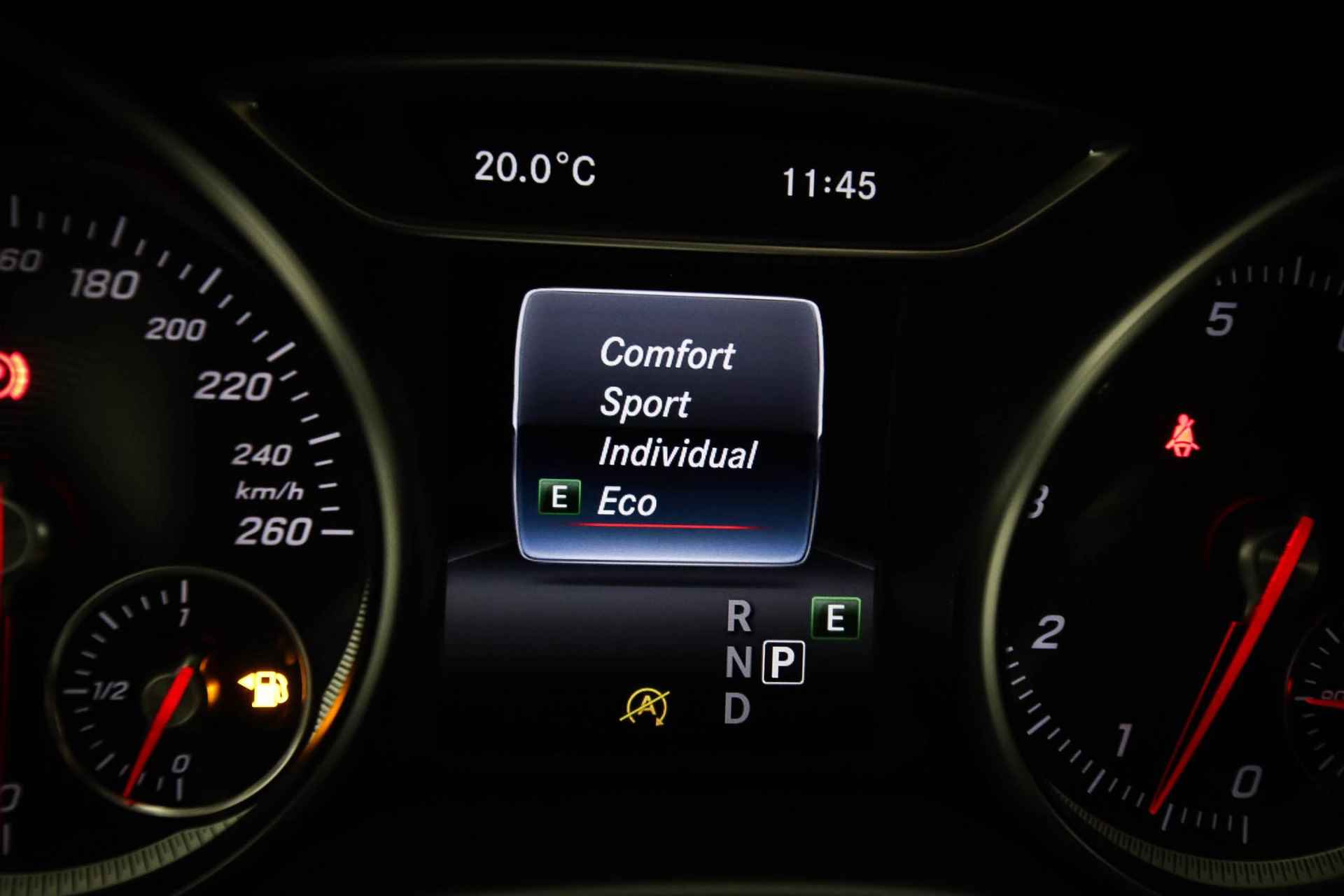 Mercedes-Benz CLA-klasse Shooting Brake 180 AMG-Line | PANORAMADAK | SFEERVERLICHTING | APPLE CARPLAY - 40/61