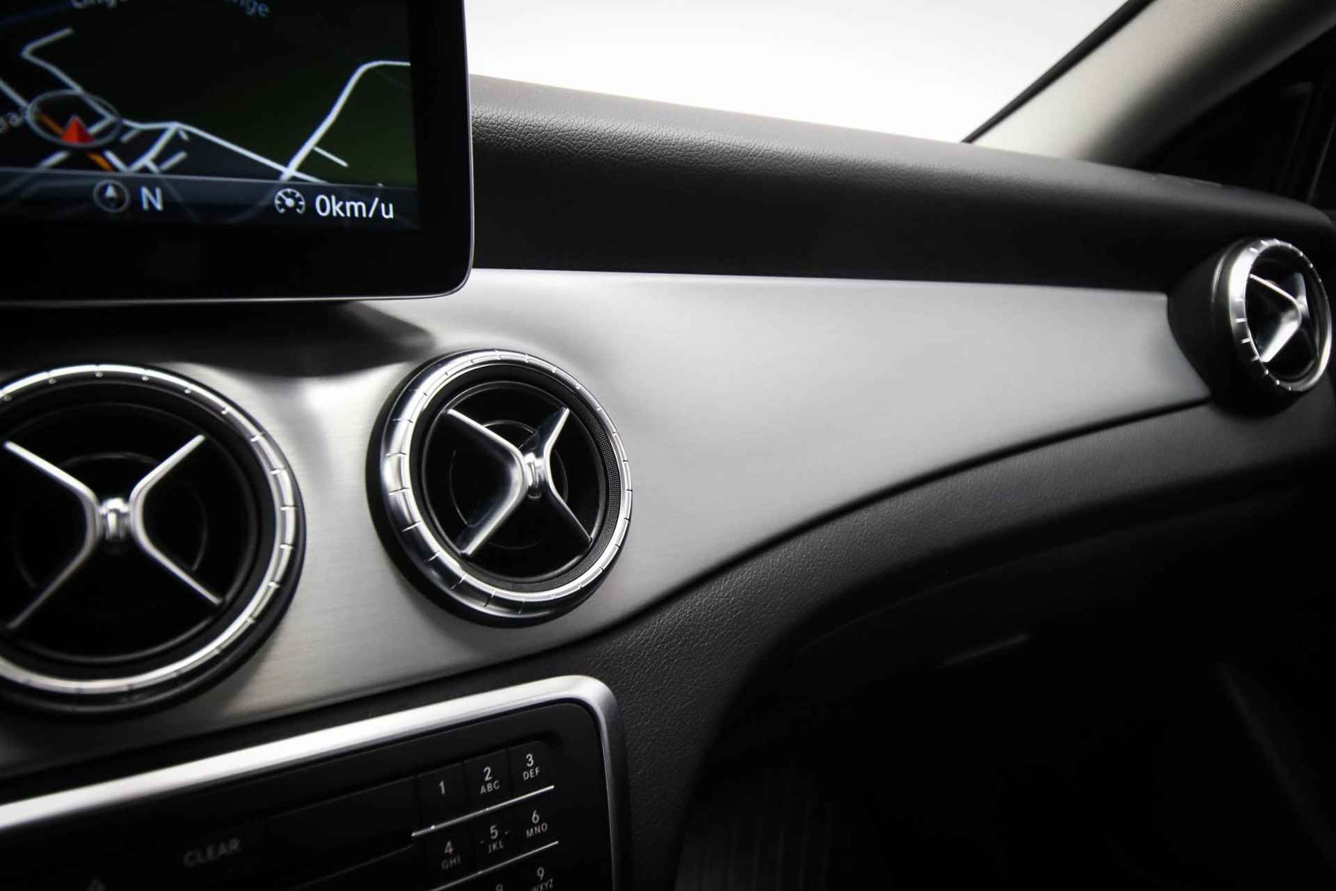 Mercedes-Benz CLA-klasse Shooting Brake 180 AMG-Line | PANORAMADAK | SFEERVERLICHTING | APPLE CARPLAY - 42/61