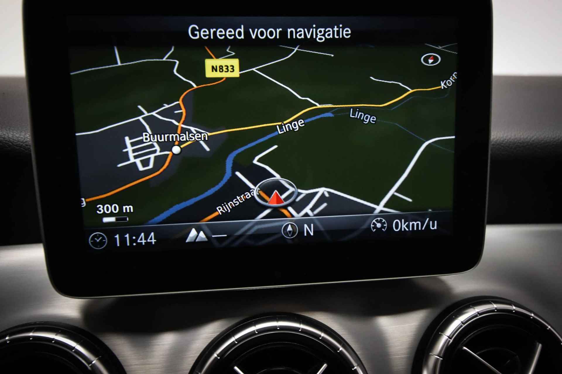 Mercedes-Benz CLA-klasse Shooting Brake 180 AMG-Line | PANORAMADAK | SFEERVERLICHTING | APPLE CARPLAY - 50/61