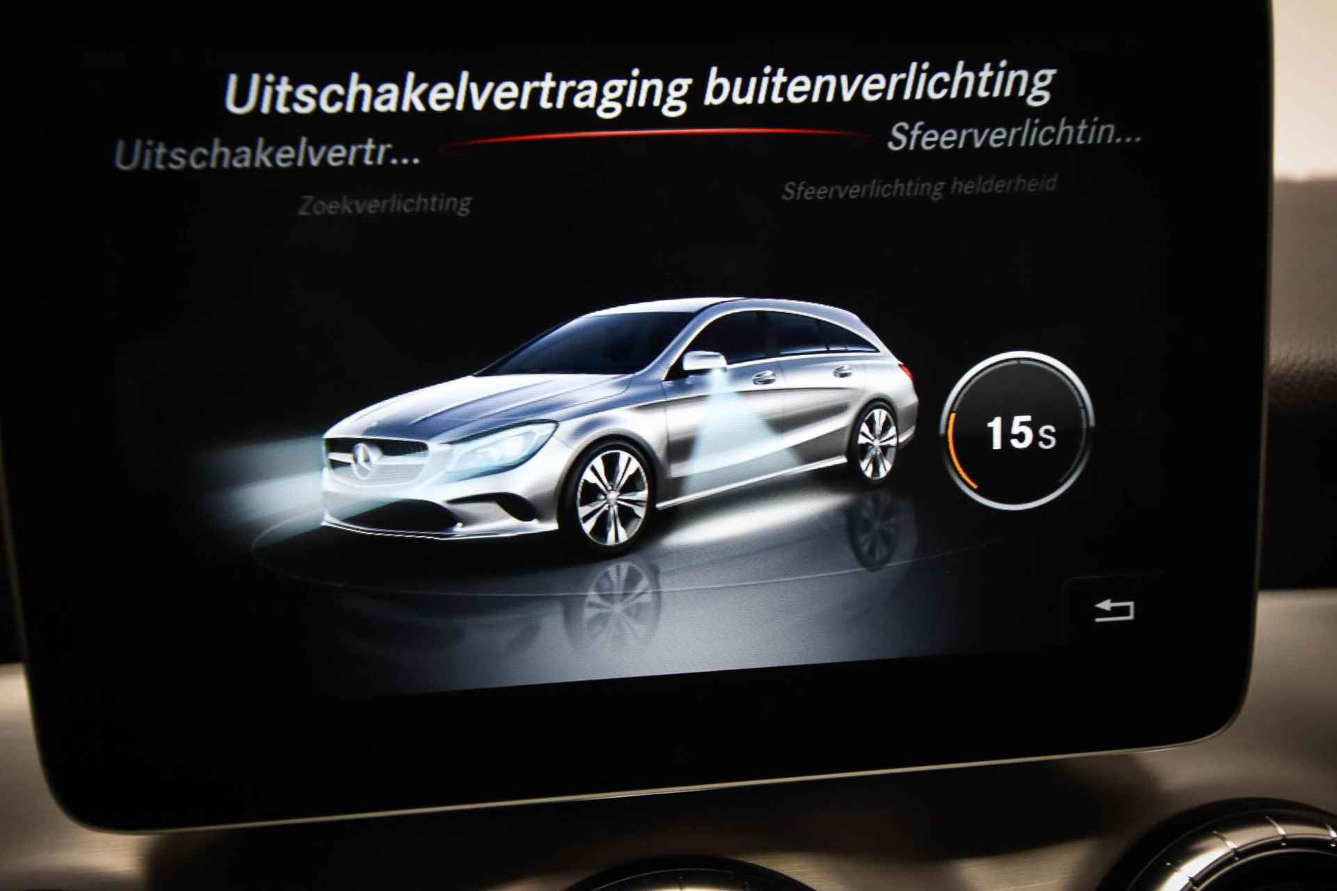 Mercedes-Benz CLA-klasse Shooting Brake 180 AMG-Line | PANORAMADAK | SFEERVERLICHTING | APPLE CARPLAY - 57/61