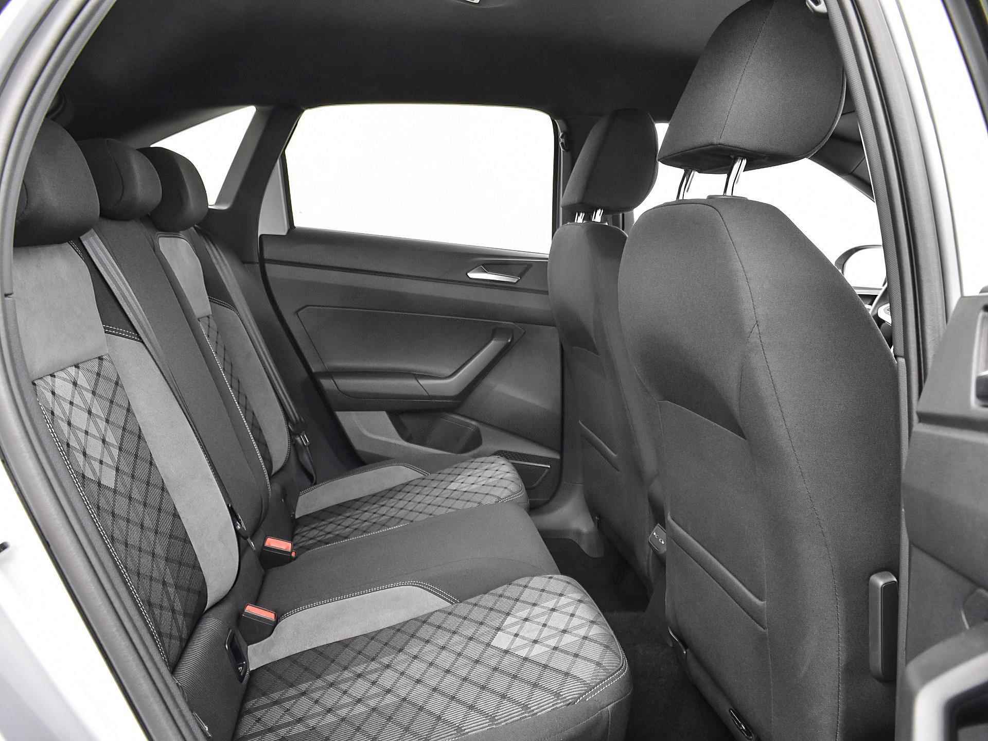 Volkswagen Taigo 1.0 Tsi 110pk DSG R-Line | Climatronic | Keyless | Camera | P-Sensoren | App-Connect | Navi | 17'' Inch | Garantie t/m 02-08-2027 of 100.000km - 14/35