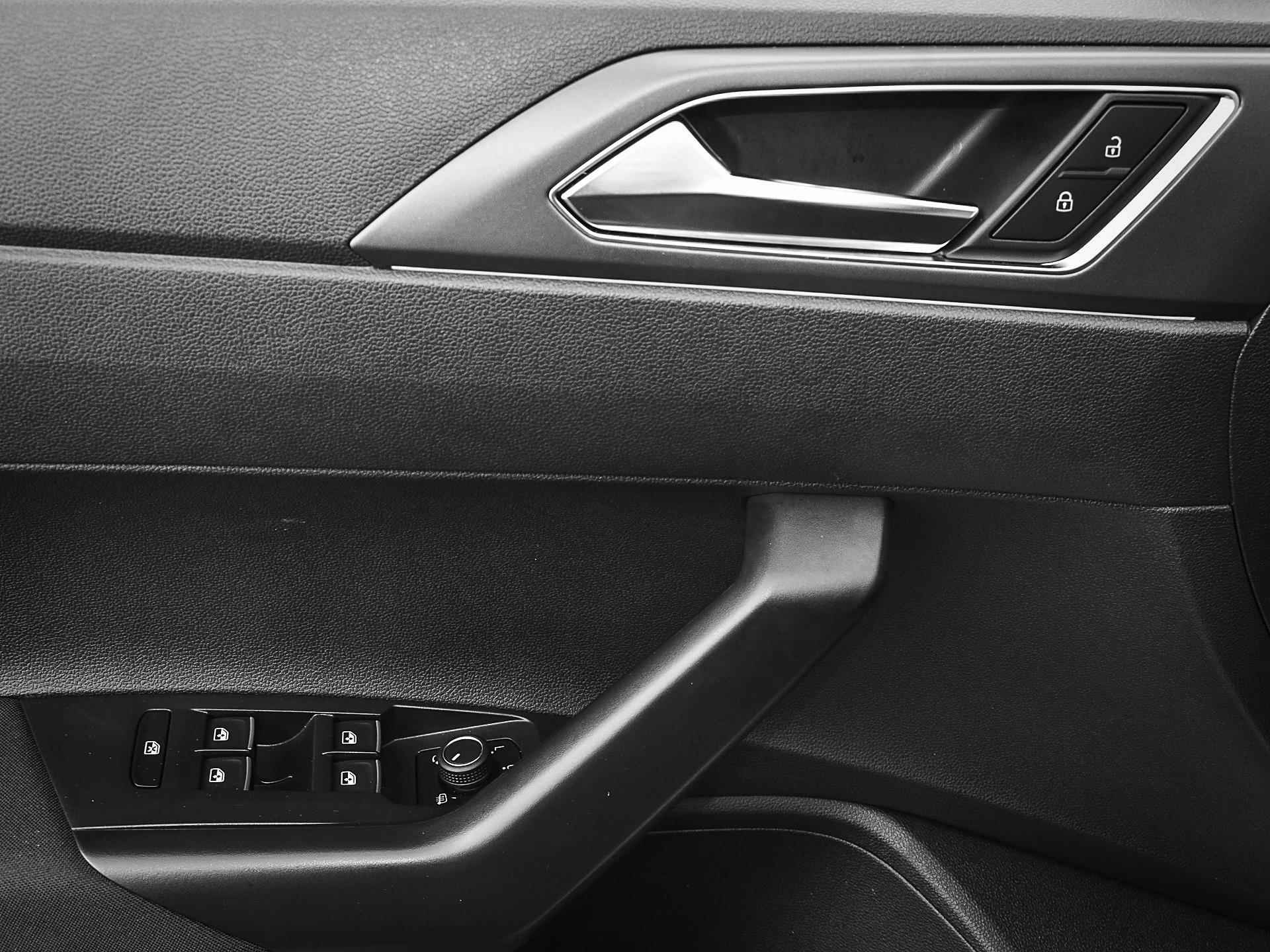 Volkswagen Taigo 1.0 Tsi 110pk DSG R-Line | Climatronic | Keyless | Camera | P-Sensoren | App-Connect | Navi | 17'' Inch | Garantie t/m 02-08-2027 of 100.000km - 33/35