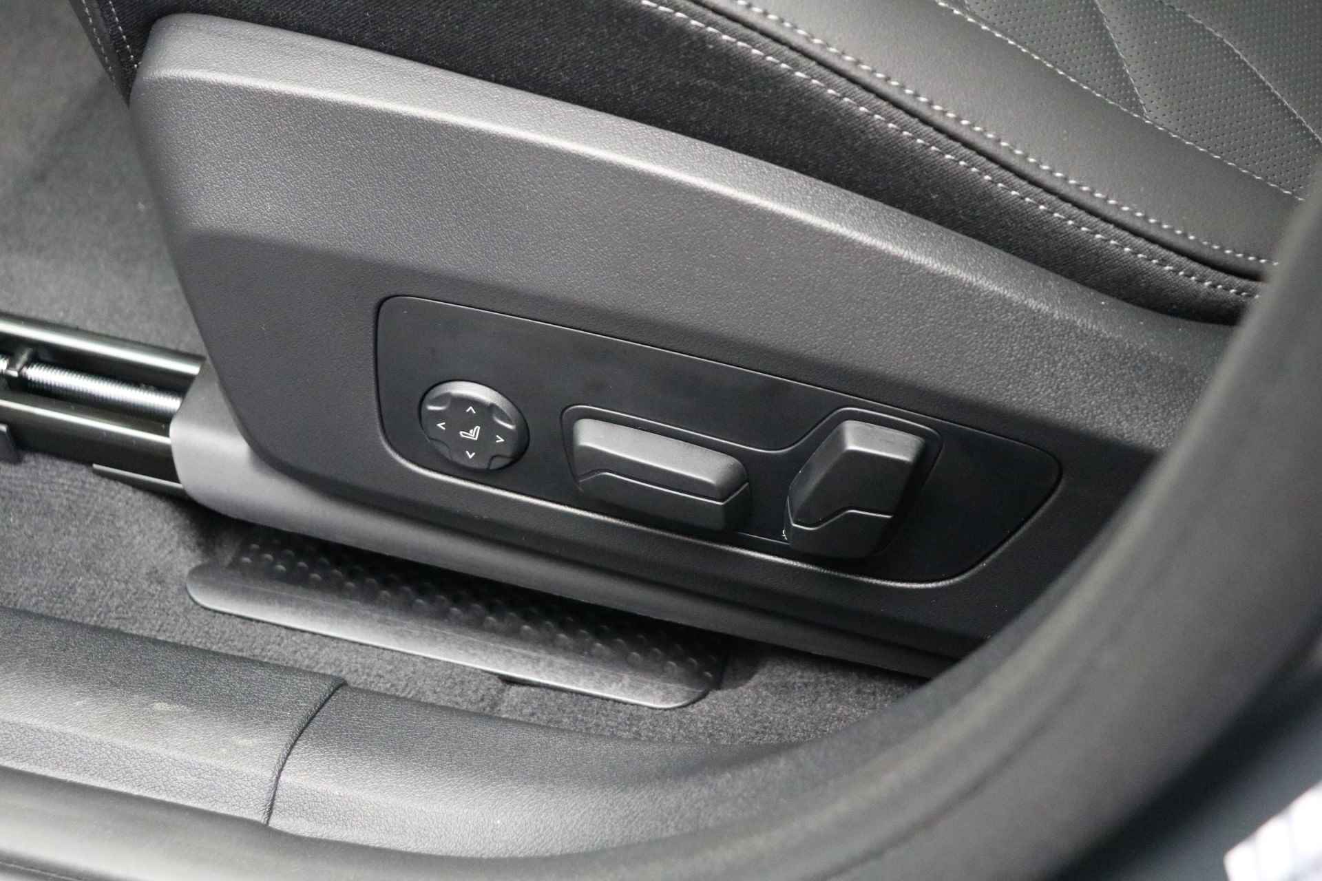 BMW X2 sDrive20i M Sport Automaat / Panoramadak / Adaptieve LED / Adaptief M Onderstel / Sportstoelen  / Parking Assistant / Comfort Access - 10/22