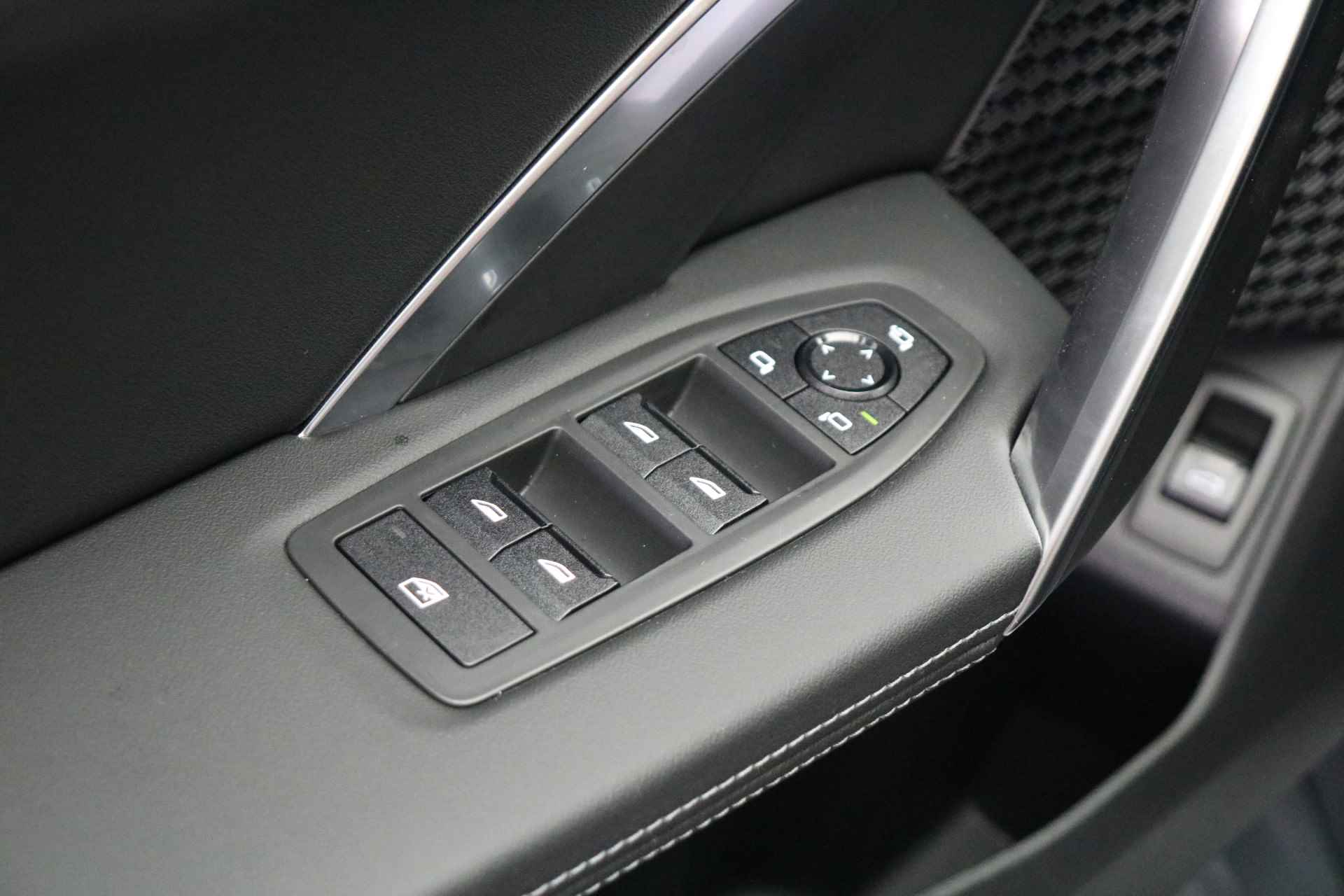 BMW X2 sDrive20i M Sport Automaat / Panoramadak / Adaptieve LED / Adaptief M Onderstel / Sportstoelen  / Parking Assistant / Comfort Access - 11/22