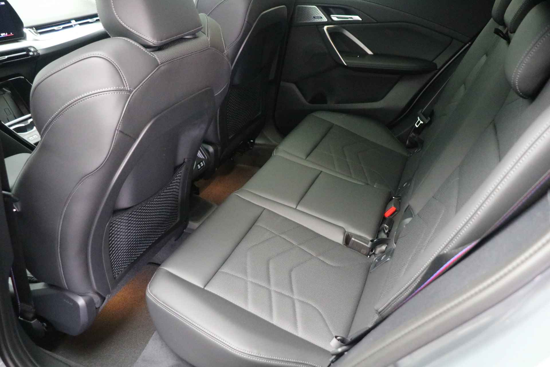 BMW X2 sDrive20i M Sport Automaat / Panoramadak / Adaptieve LED / Adaptief M Onderstel / Sportstoelen  / Parking Assistant / Comfort Access - 19/22