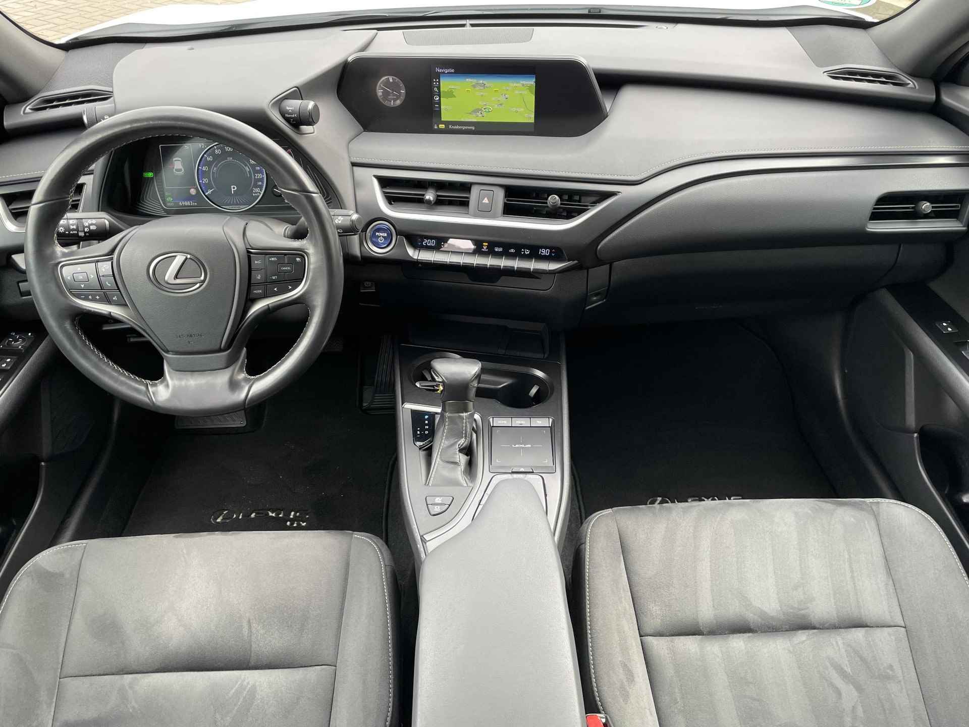 Lexus UX 250h Executive Line / TREKHAAK / NAVIGATIE / CRUISE CONTROL ADAPTIEF / ACHTERUITRIJCAMERA / CLIMATE CONTROL / BLUETOOTH - 2/41